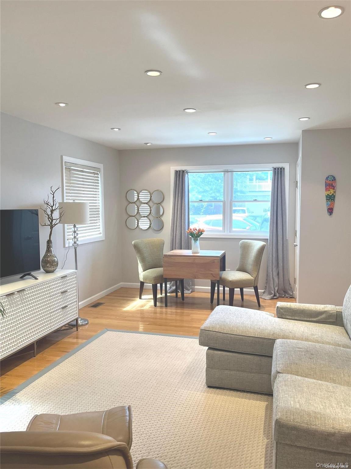 #4 photo, 442 E Beech Street, नासाउ काउंटी Long Beach , NY 11561