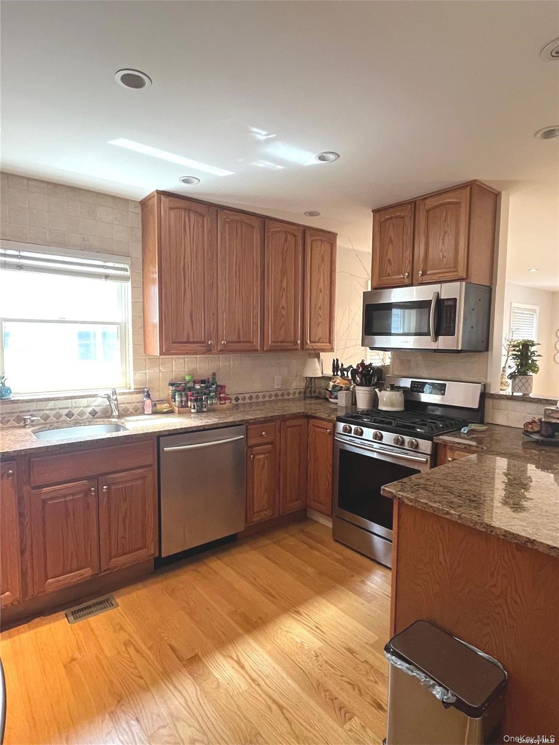 #6 photo, 442 E Beech Street, नासाउ काउंटी Long Beach , NY 11561