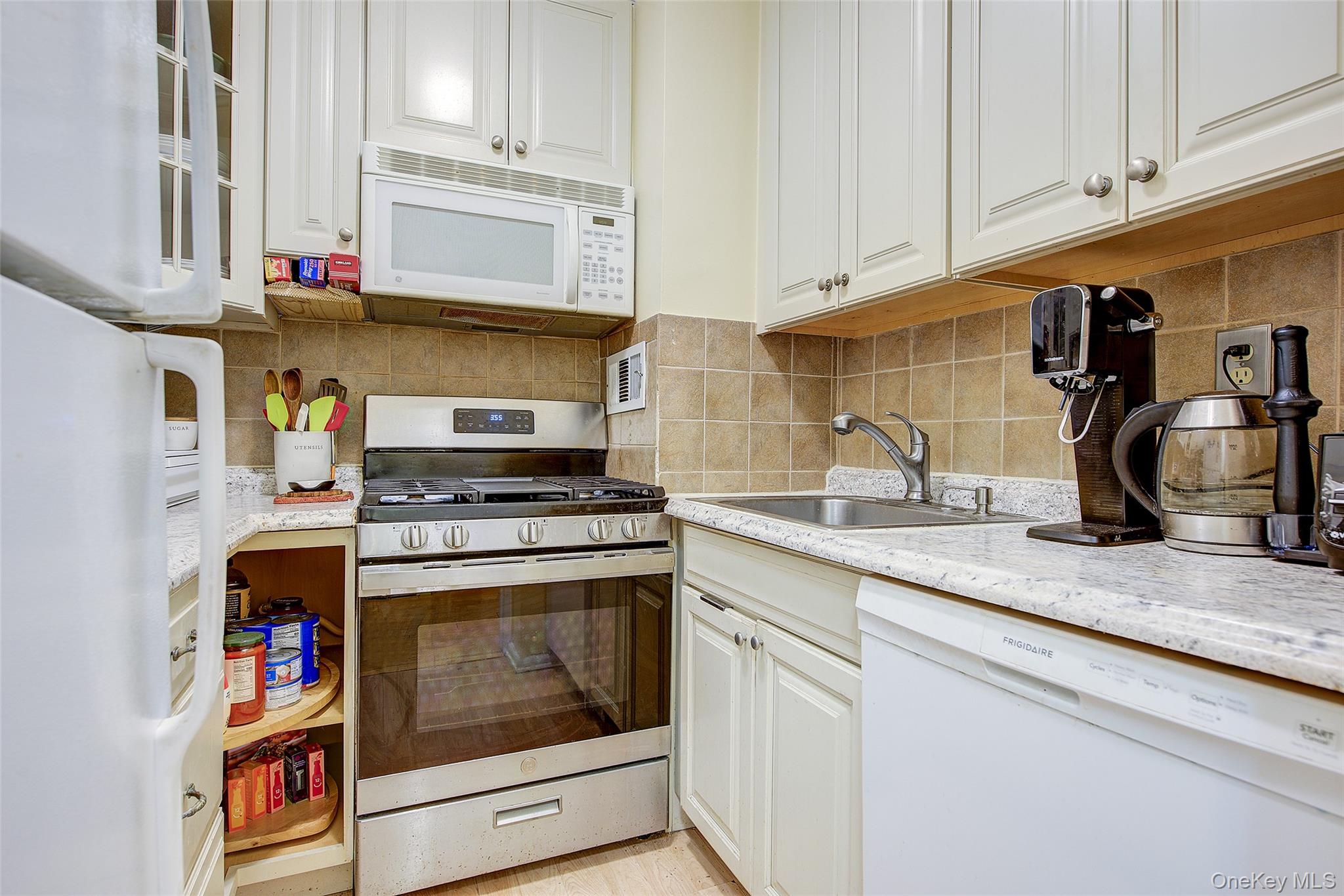 #5 photo, 39-65 52nd Street, קווינס Woodside , NY 11377