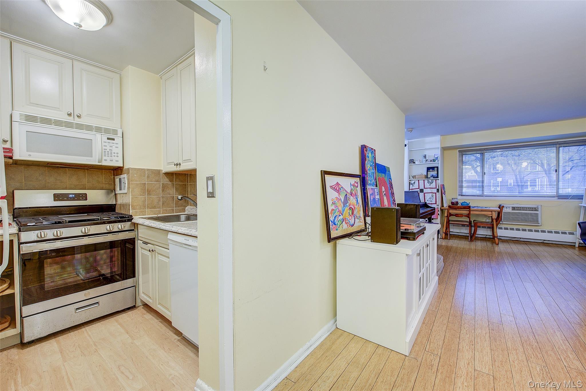 #6 photo, 39-65 52nd Street, קווינס Woodside , NY 11377