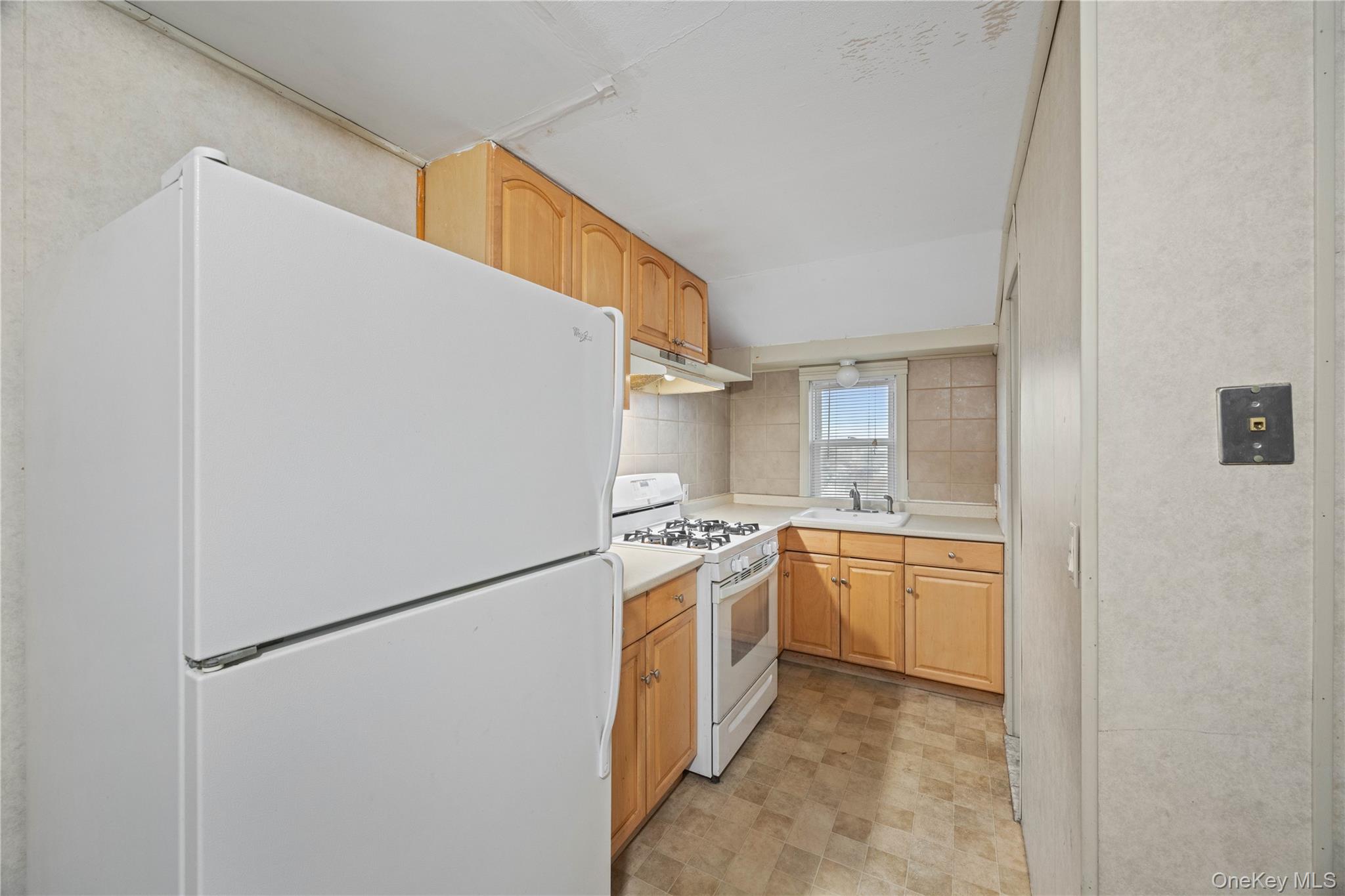 #7 photo, 96 Warwick Road, מחוז נסאו Island Park , NY 11558
