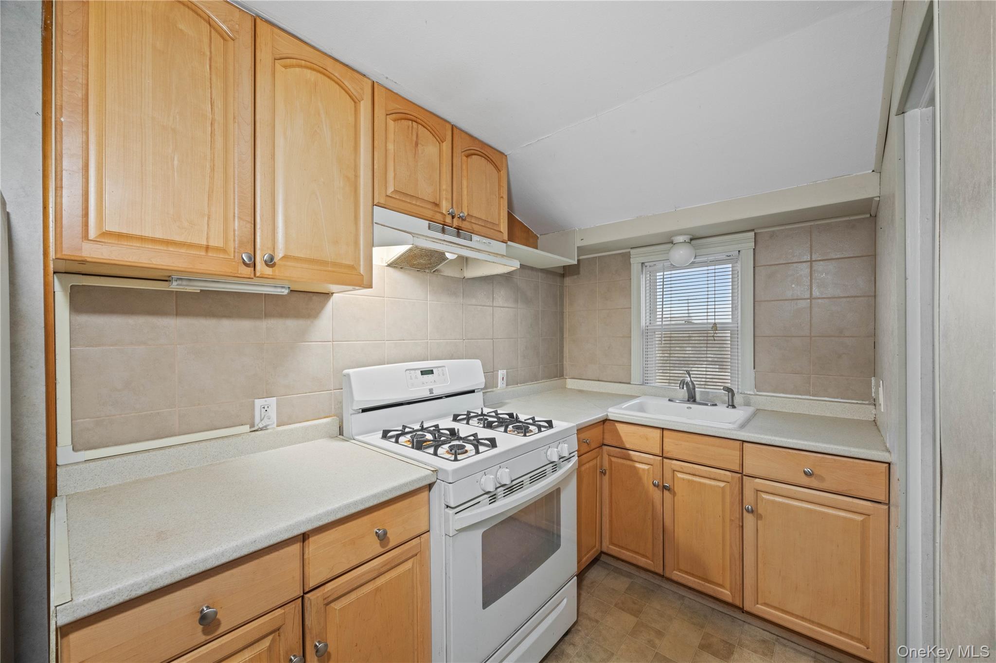 #8 photo, 96 Warwick Road, מחוז נסאו Island Park , NY 11558