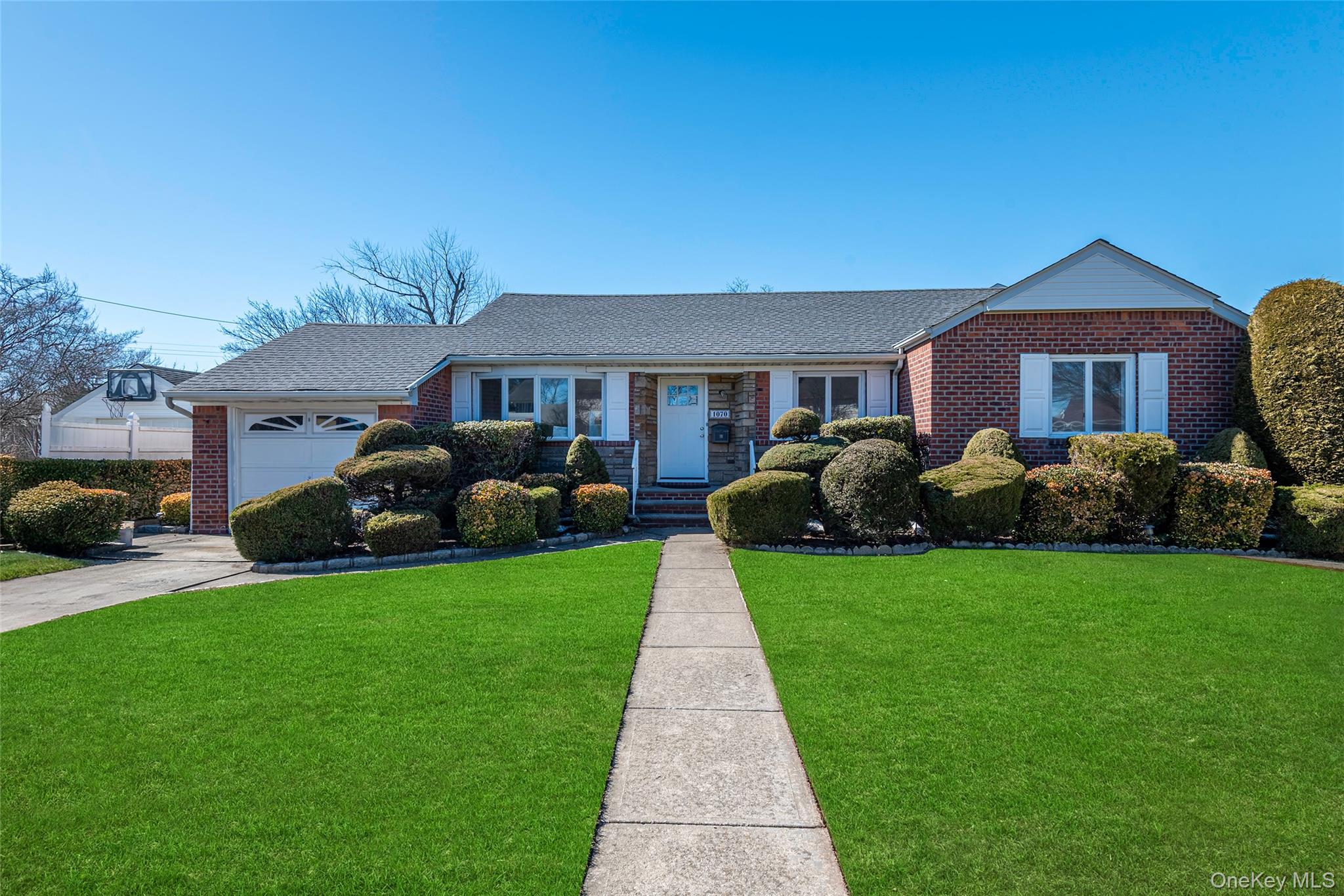 #1 photo, 1070 Maple Lane, 长岛 New Hyde Park , NY 11040