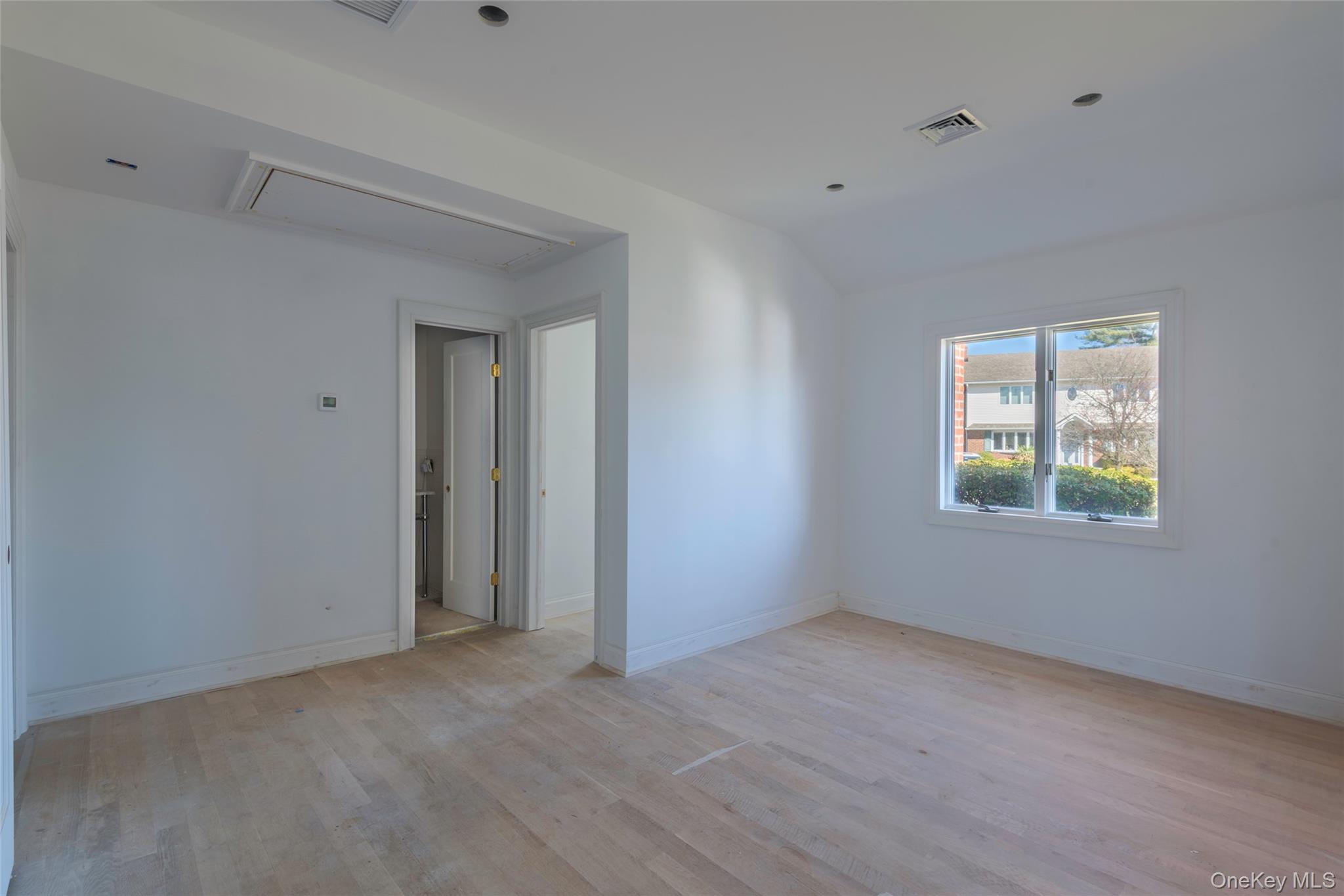 #14 photo, 1070 Maple Lane, 长岛 New Hyde Park , NY 11040