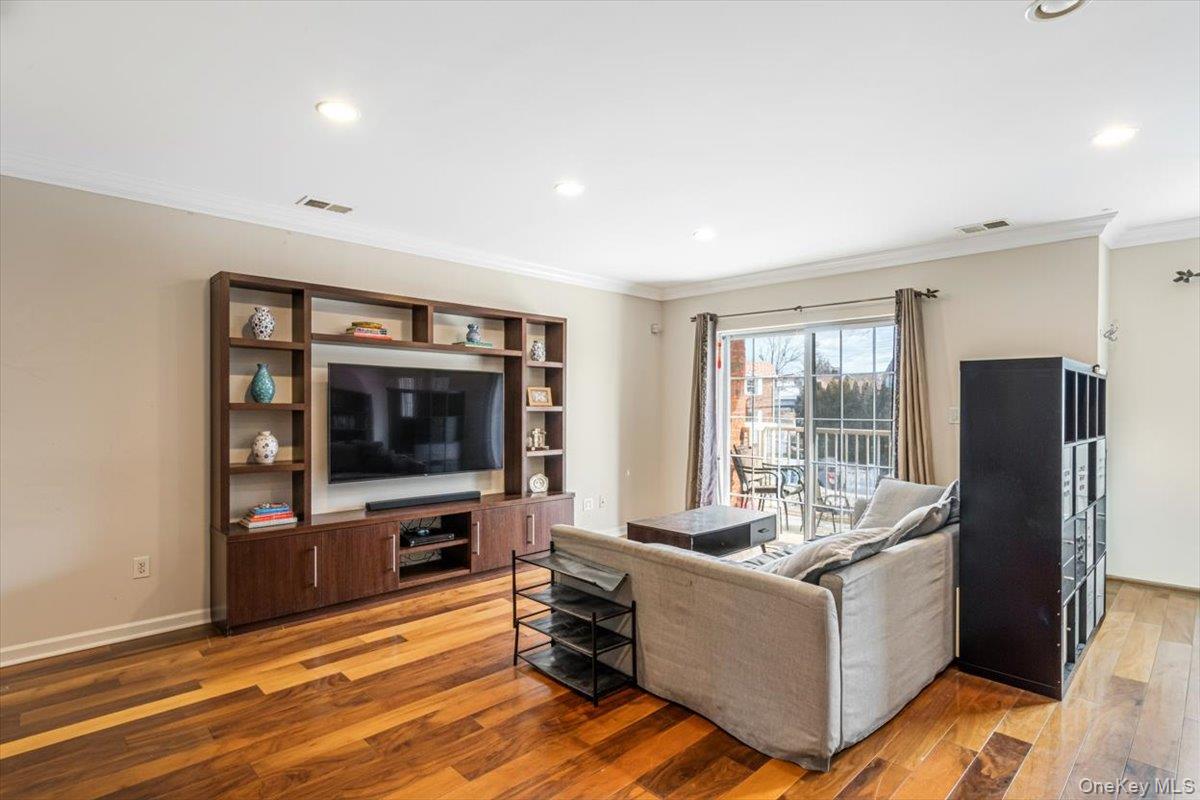 #3 photo, 12303 Lax Avenue, קווינס College Point , NY 11356