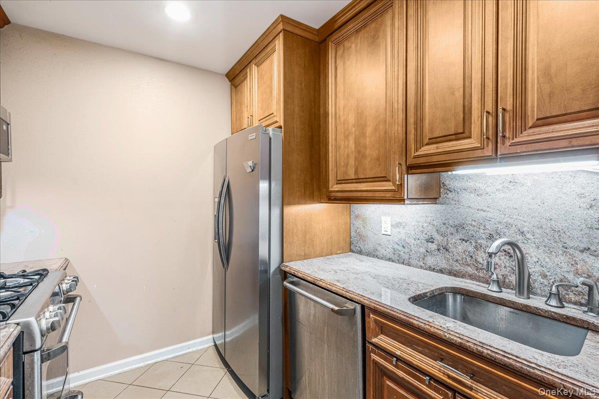 #8 photo, 12303 Lax Avenue, קווינס College Point , NY 11356