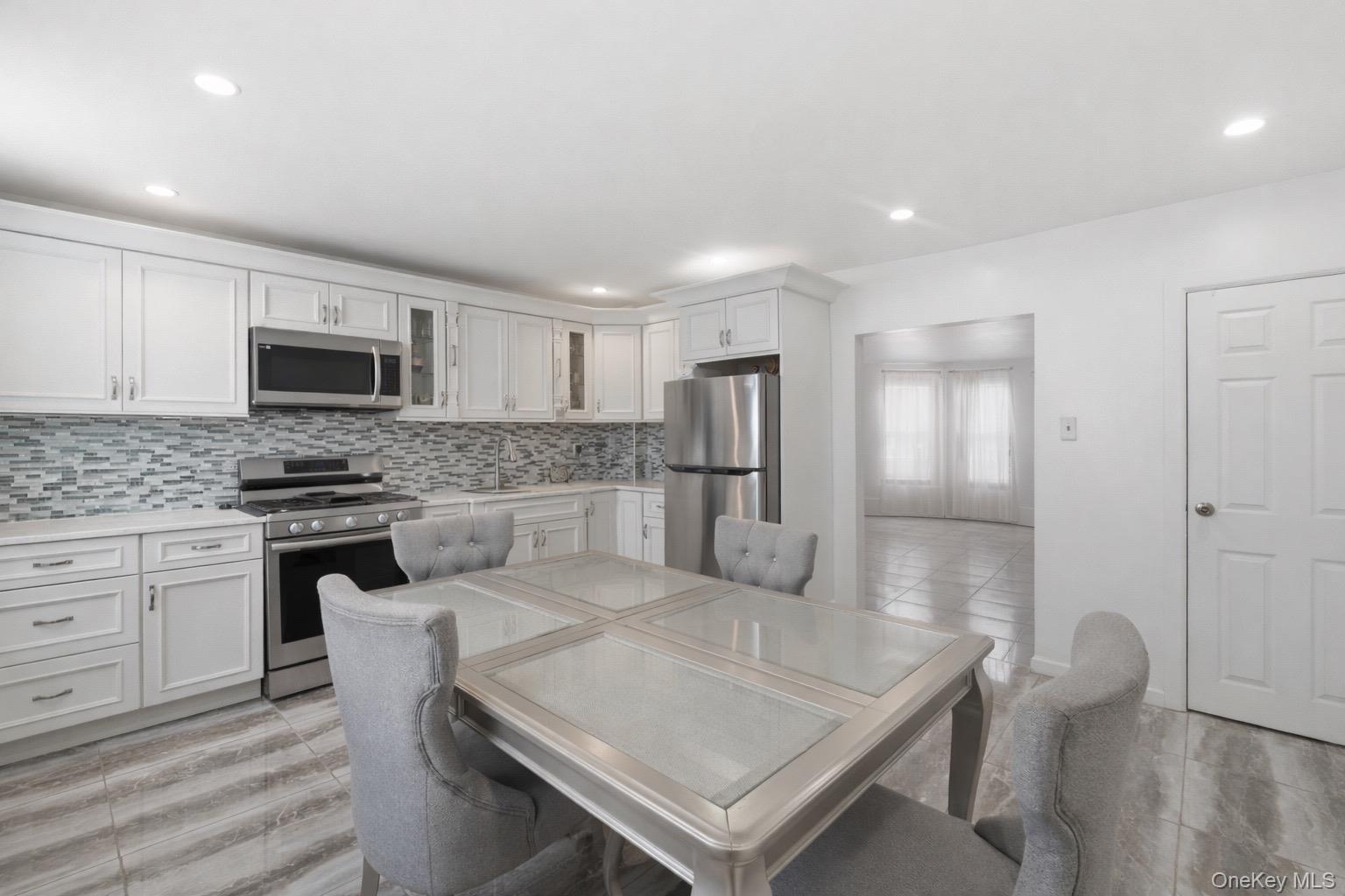 #4 photo, 7019 71st Street, קווינס Glendale , NY 11385