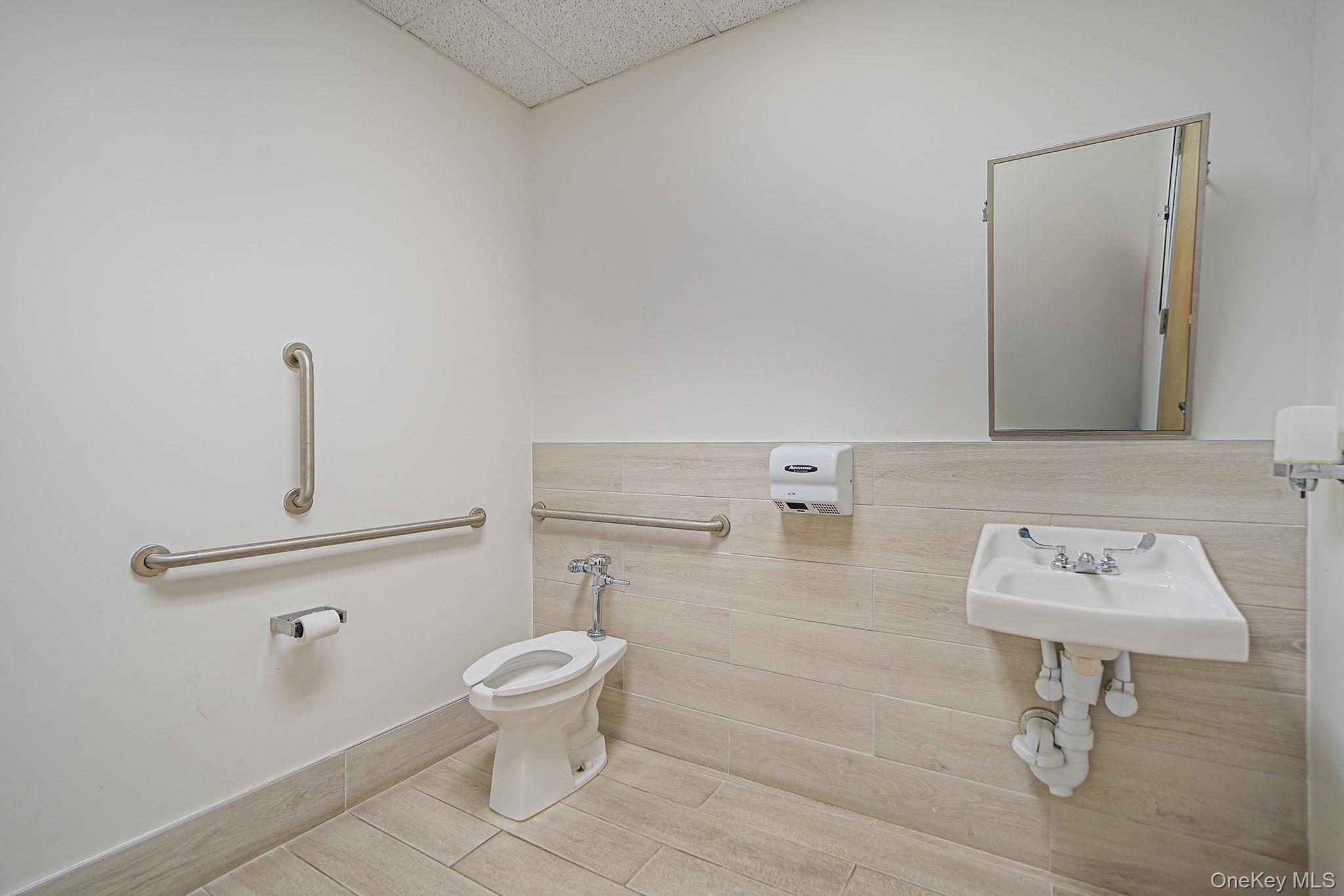 #20 photo, 180 E Montauk Highway, Bay Shore , NY 11706