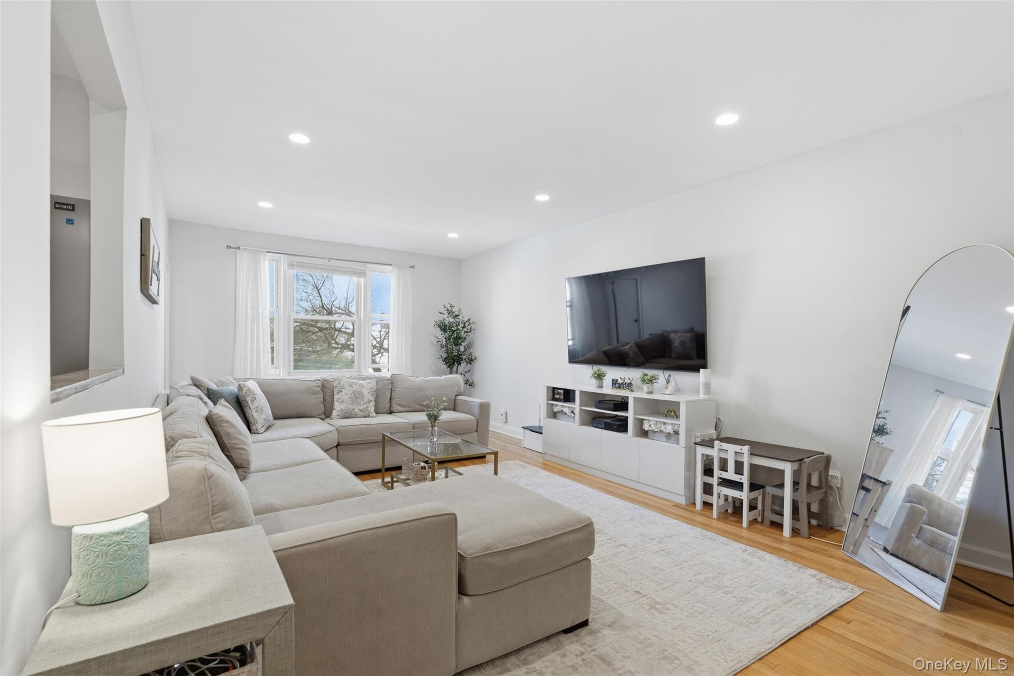 #1 photo, 101 Old Mamaroneck Road, White Plains , NY 10605