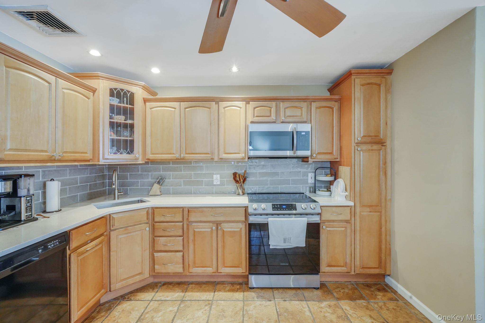 #13 photo, 23 Pearsall Place, מחוז סאפוק Deer Park , NY 11729