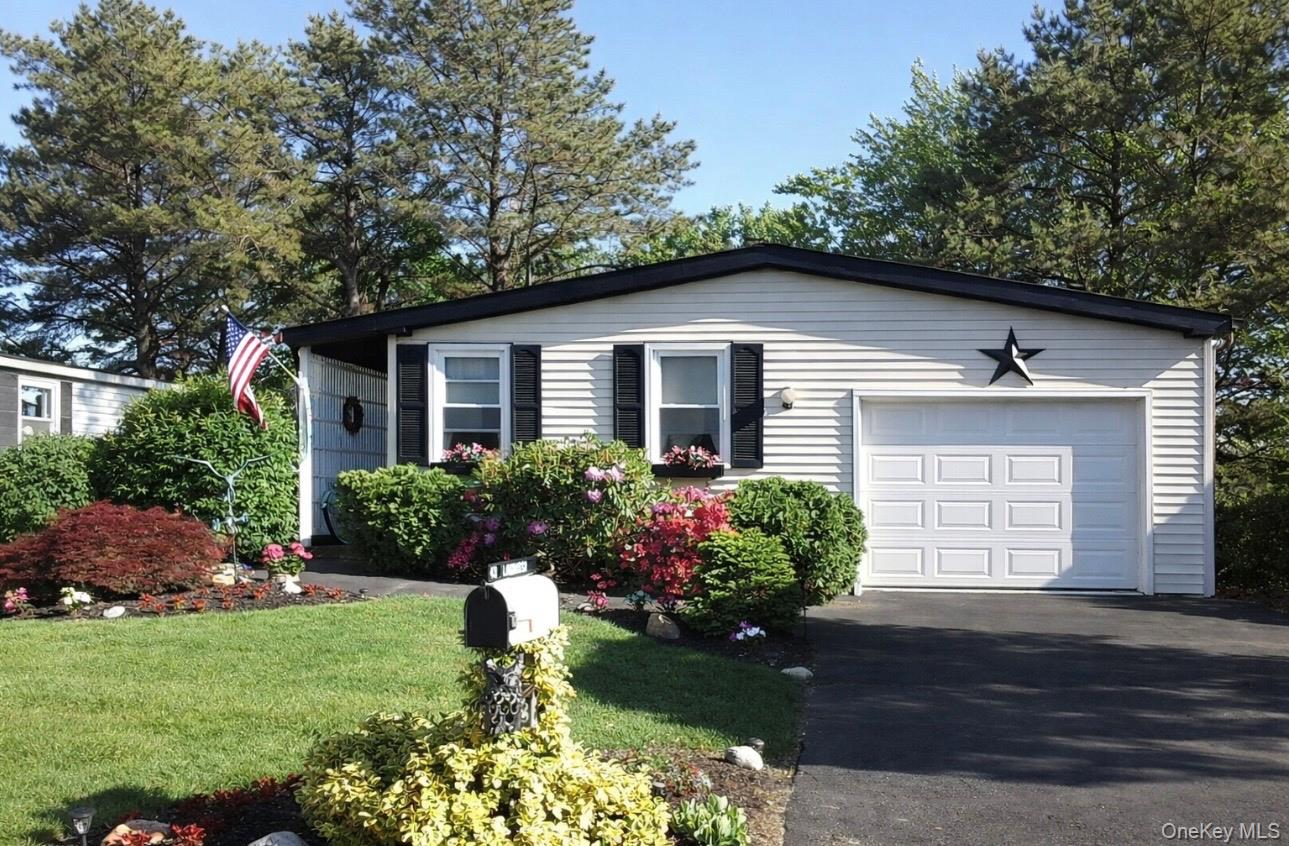 #1 photo, 43 Village Circle, מחוז סאפוק Manorville , NY 11949