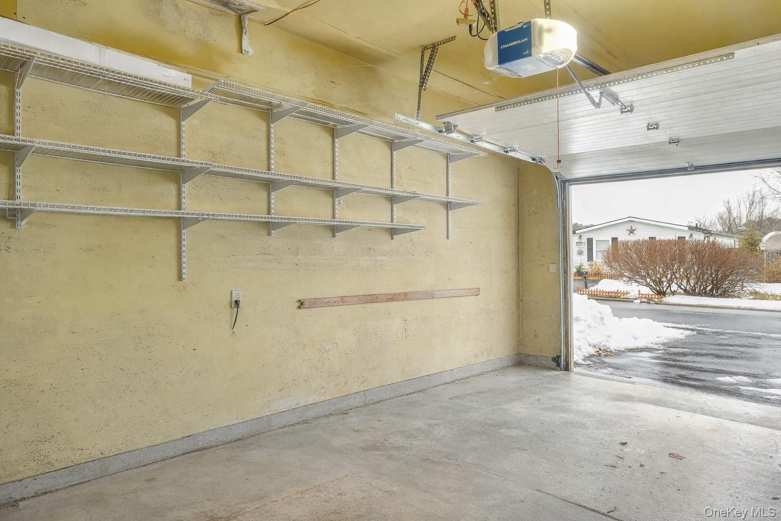 #19 photo, 43 Village Circle, מחוז סאפוק Manorville , NY 11949