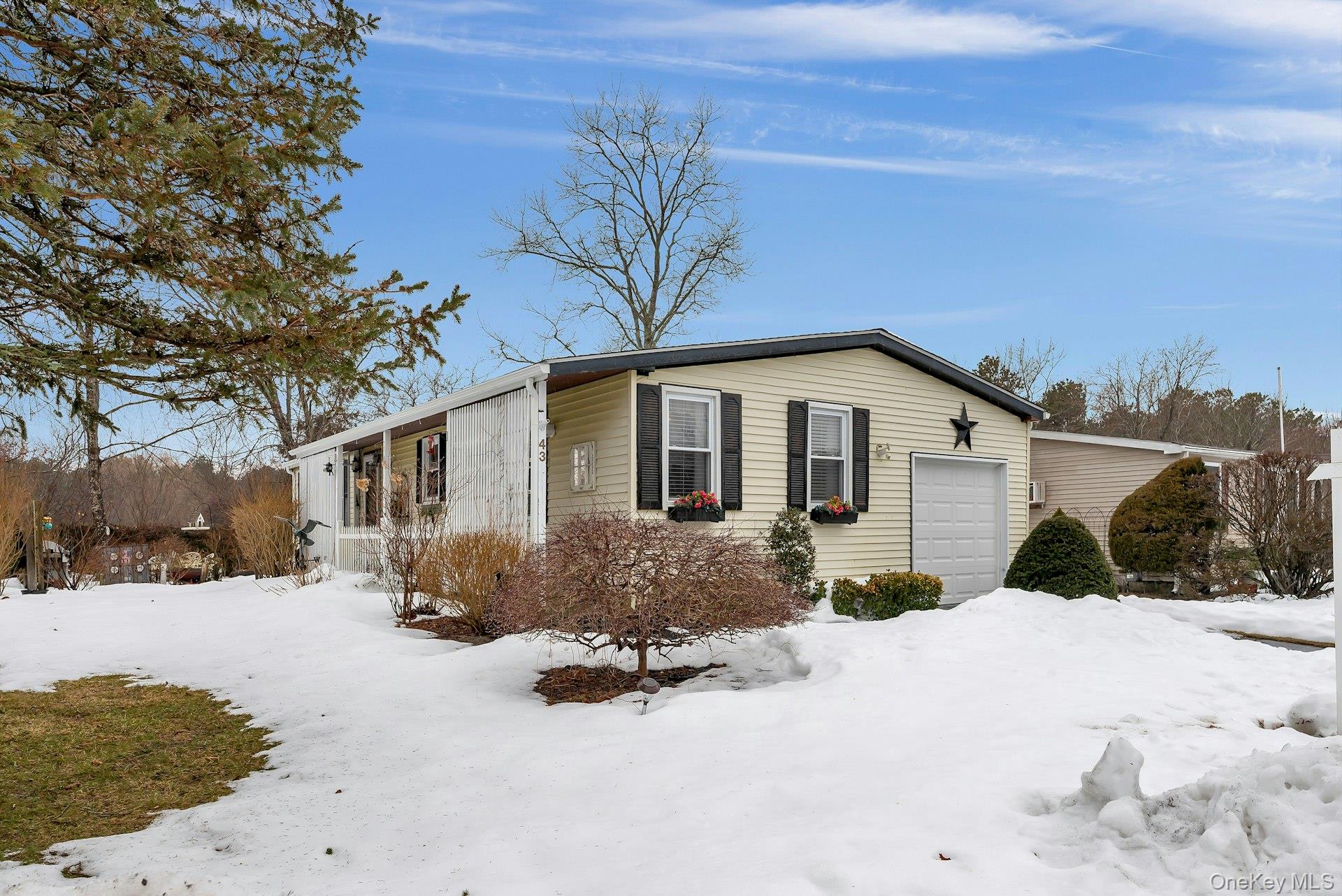 #2 photo, 43 Village Circle, מחוז סאפוק Manorville , NY 11949