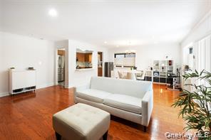 #7 photo, 21 Canterbury Road, Great Neck , NY 11021