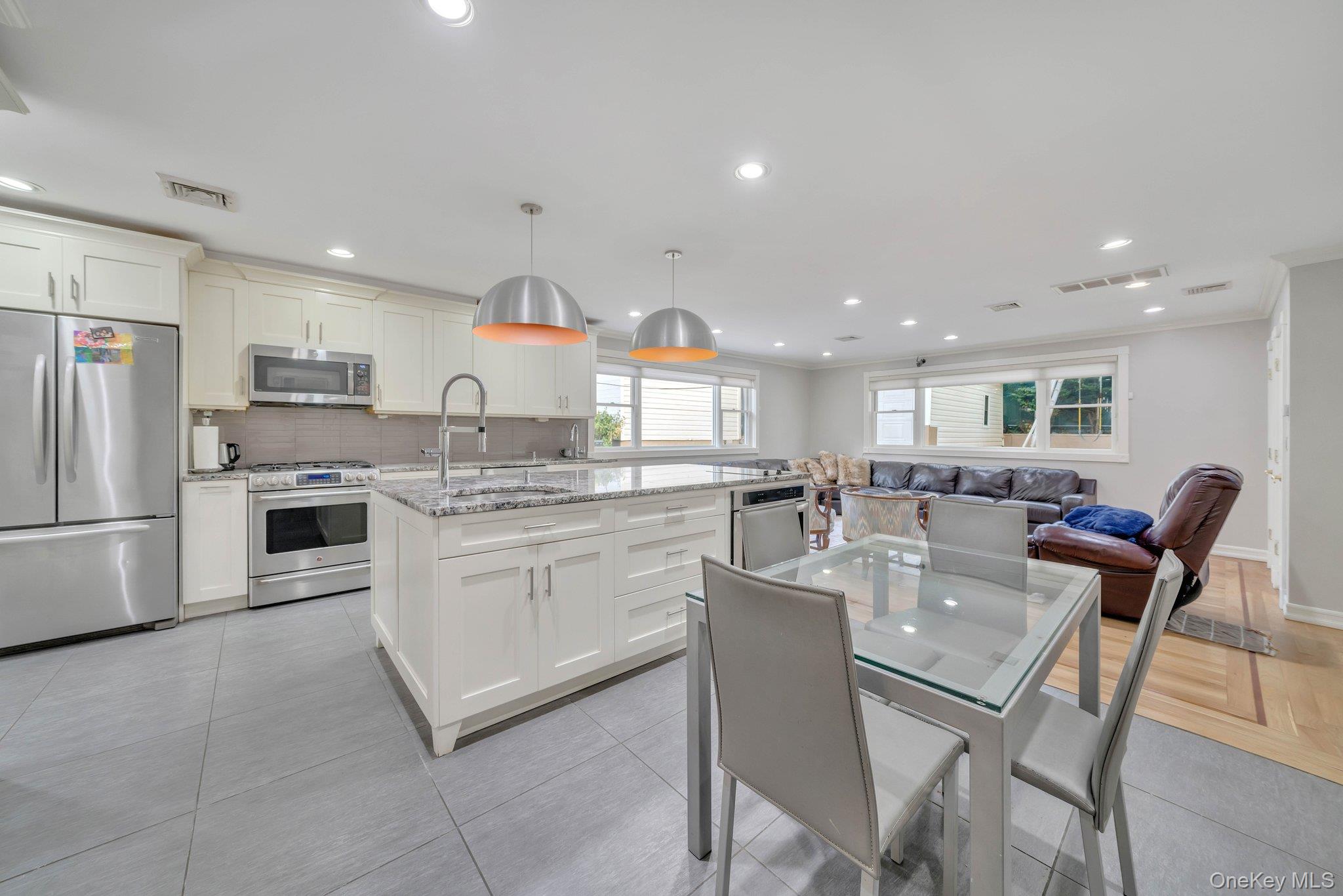 #20 photo, 122-05 Metropolitan Avenue, Kew Gardens , NY 11415