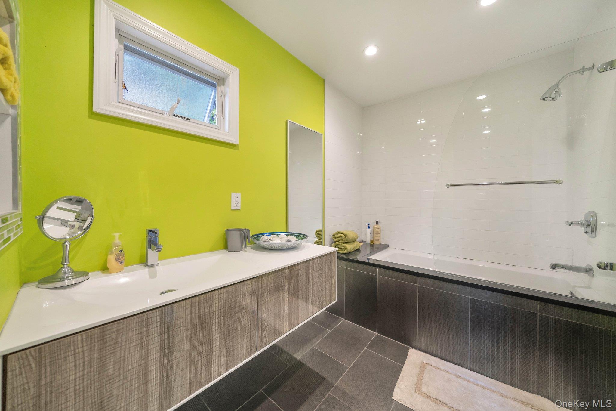 #7 photo, 122-05 Metropolitan Avenue, Kew Gardens , NY 11415