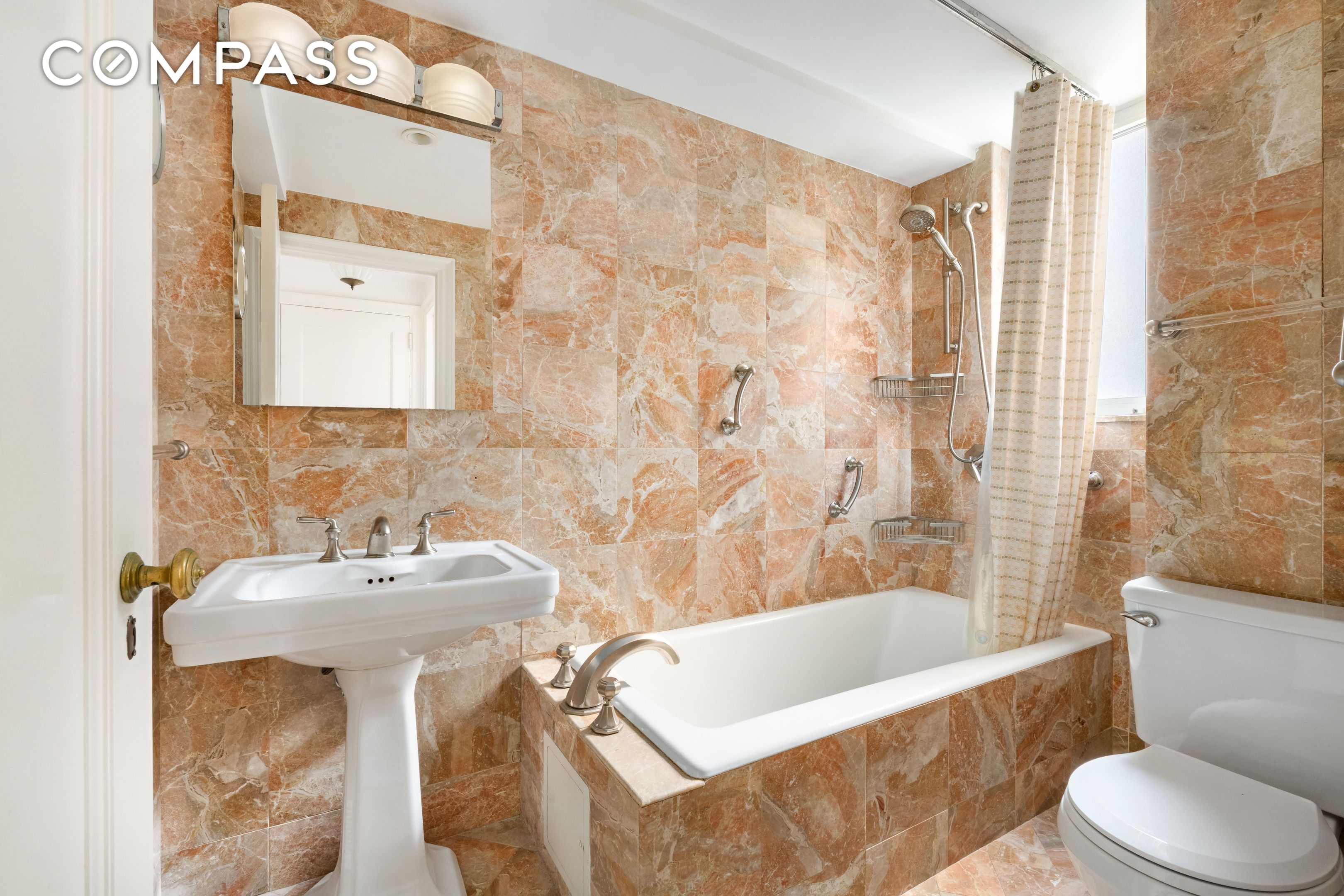 #8 photo, 2 Beekman Place, मैनहटन Midtown East , NY 10022