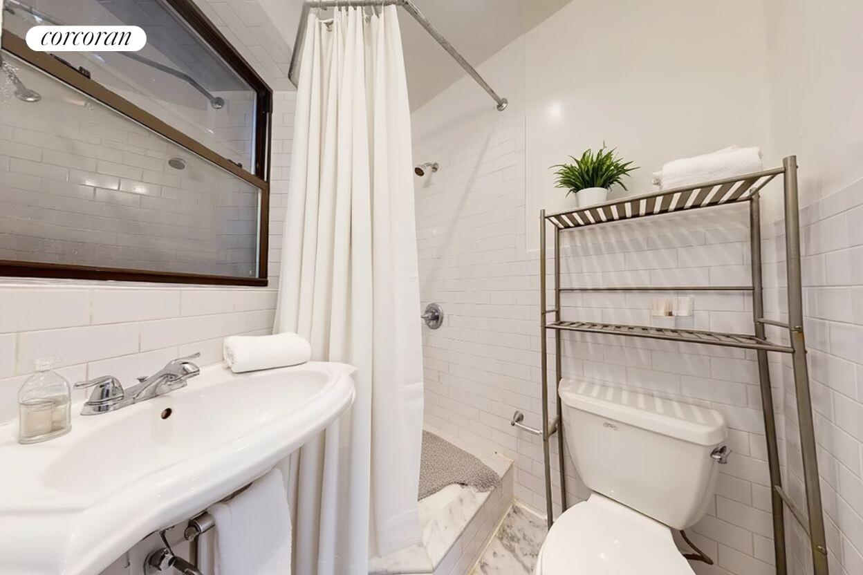 #8 photo, New York City, מנהטן East Village , NY 10009