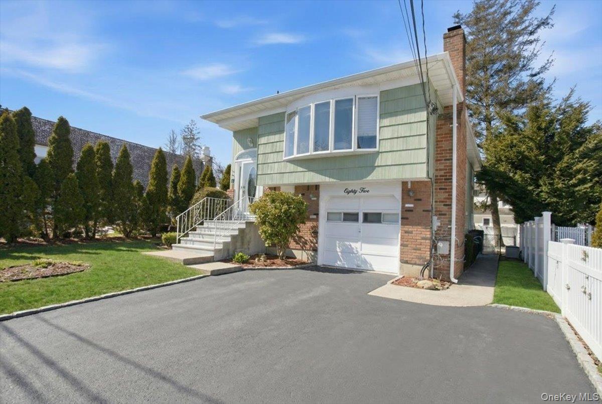 #2 photo, 85 Unqua Road, Нассау ‖ Massapequa , NY 11758