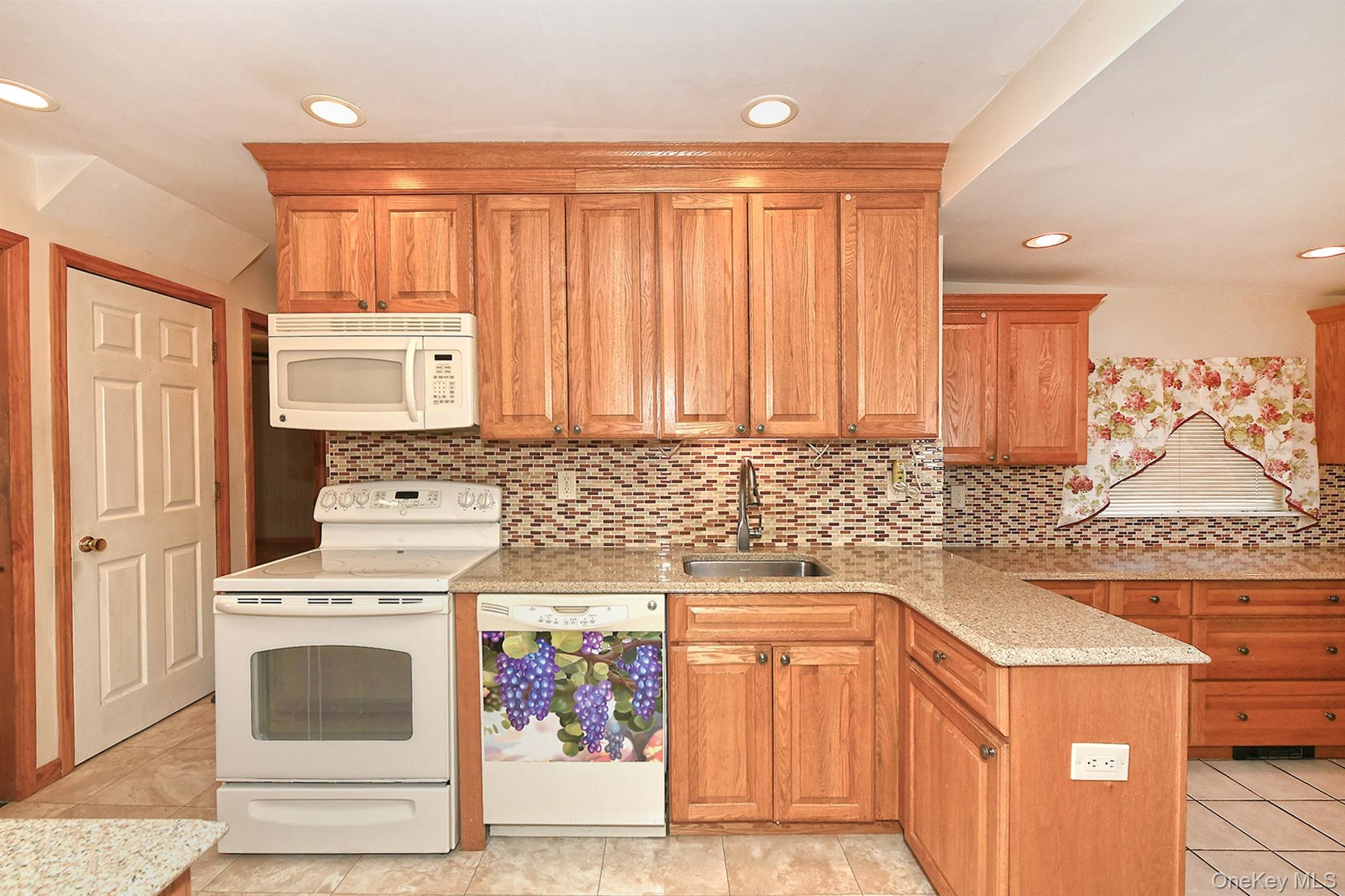 #12 photo, 120 E Zoranne Drive, ناسو Farmingdale , NY 11735