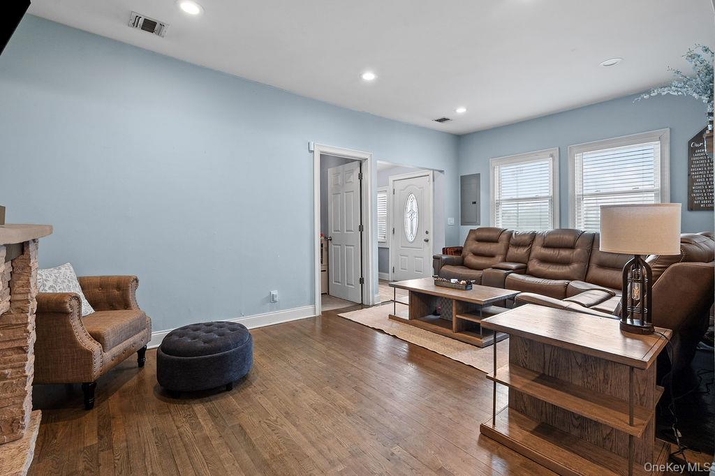 #8 photo, 3665 Ionia Street, Seaford , NY 11783