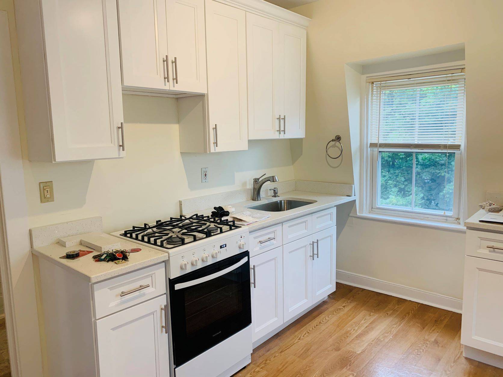 #2 photo, 145 Carpenter Av, #5, Sea Cliff , NY 11579