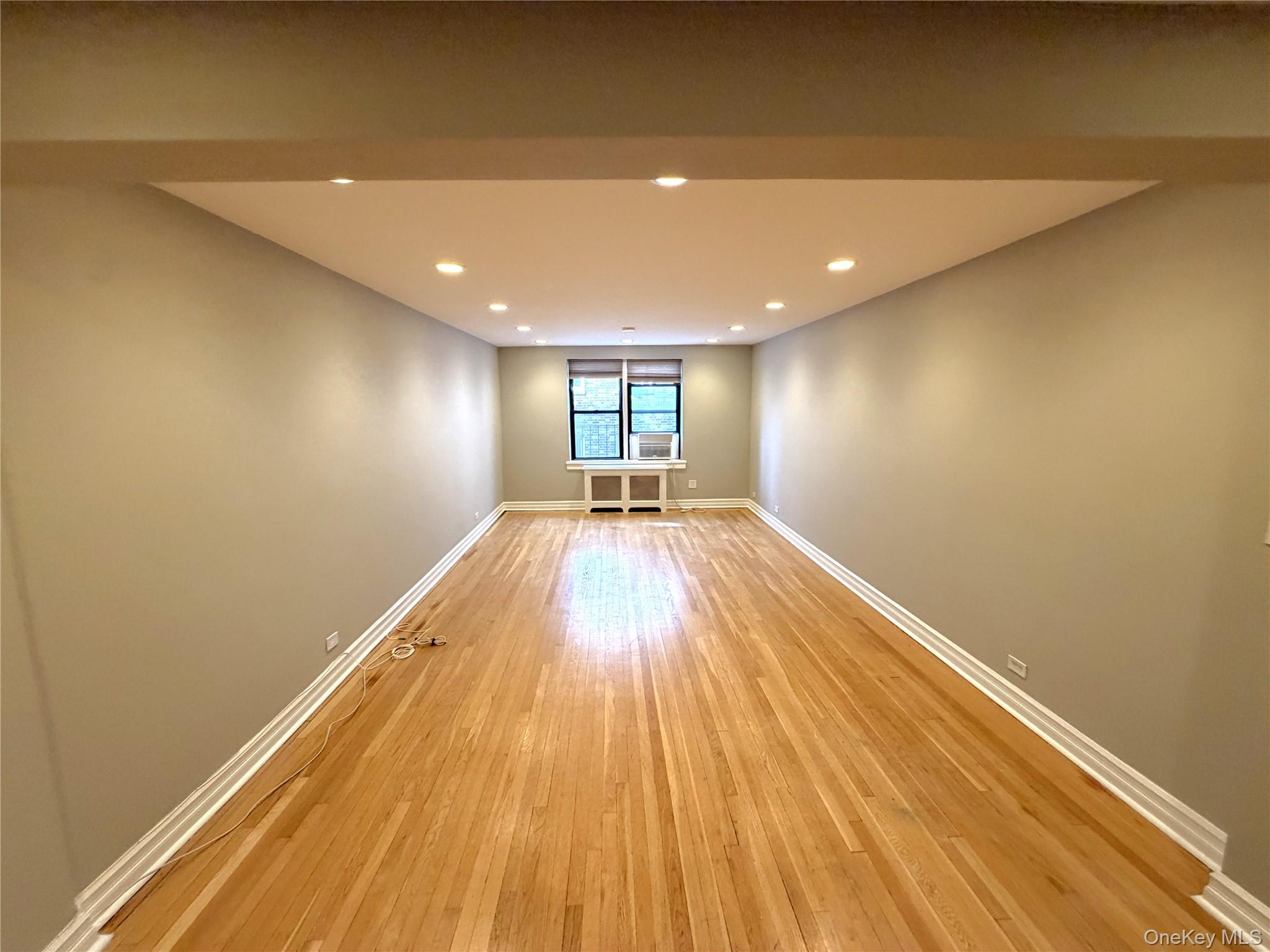 #1 photo, 445 W 240th Street, 브롱크스 Bronx , NY 10463