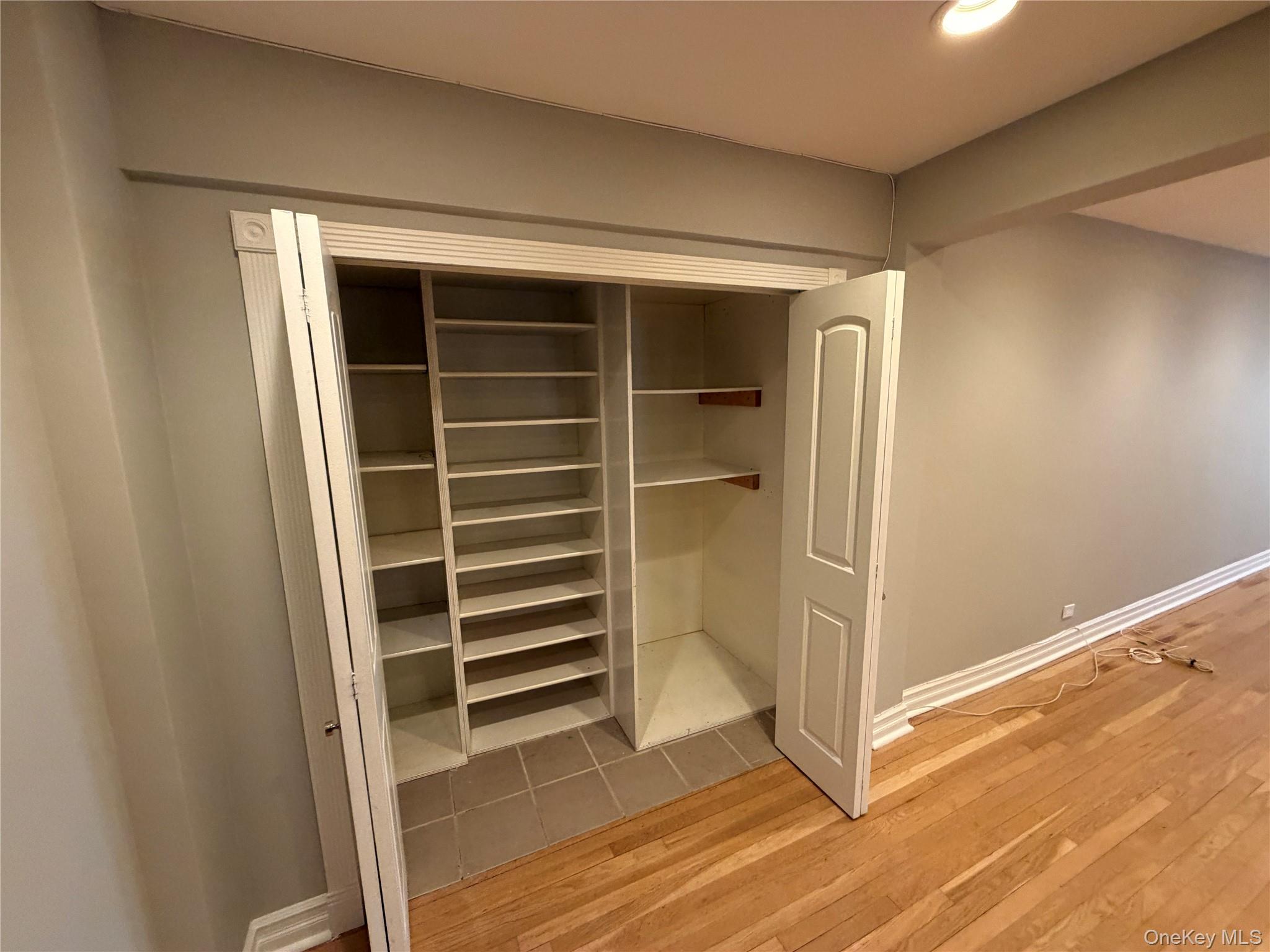 #2 photo, 445 W 240th Street, 브롱크스 Bronx , NY 10463