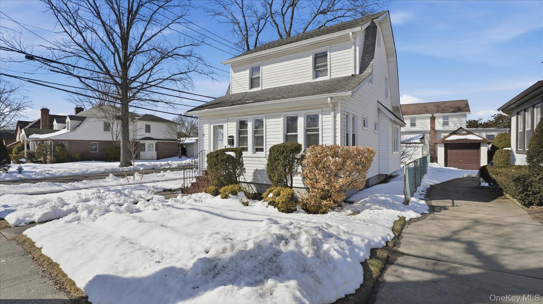 #2 photo, 25 Mayfair Avenue, Floral Park , NY 11001