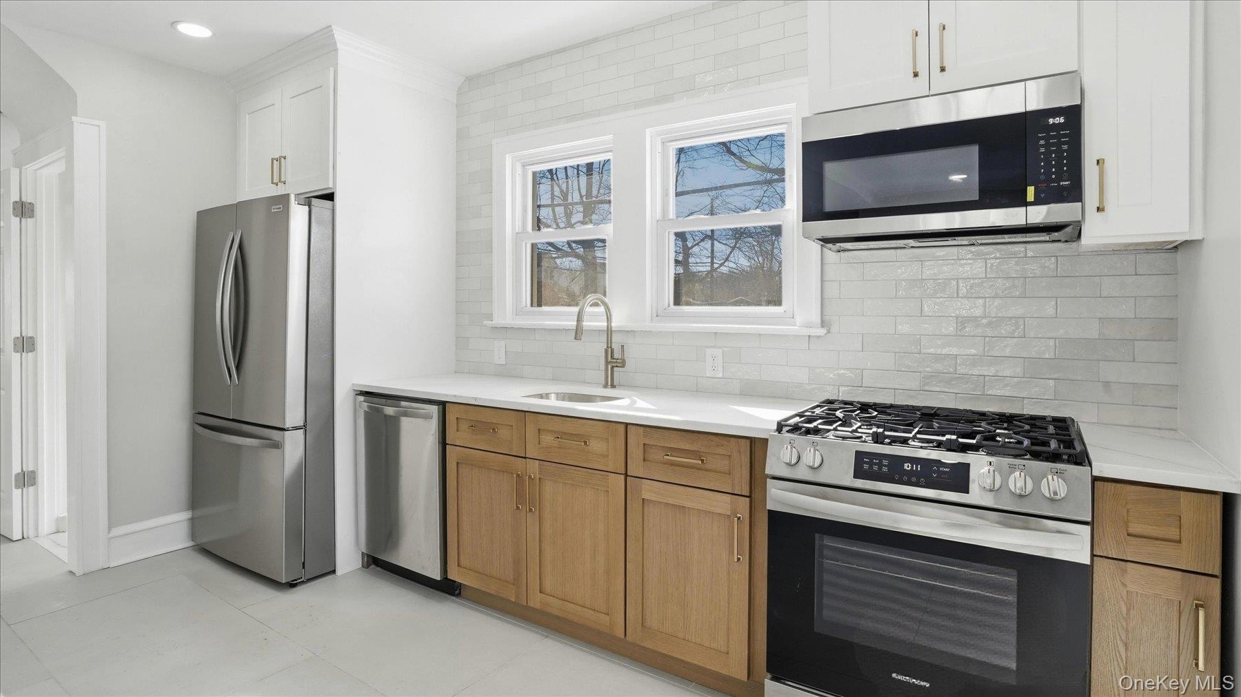 #7 photo, 25 Mayfair Avenue, Floral Park , NY 11001