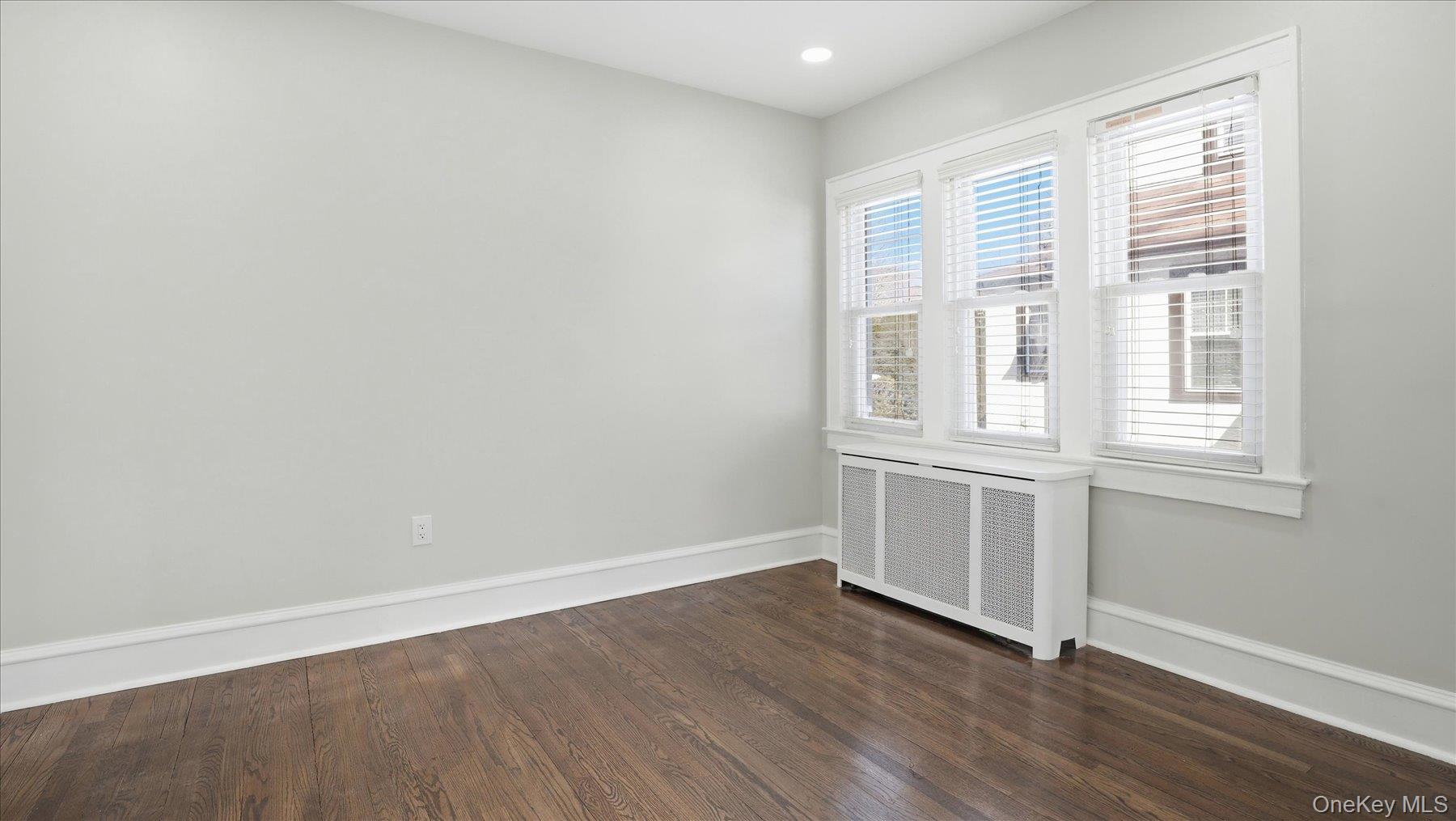 #8 photo, 25 Mayfair Avenue, Floral Park , NY 11001