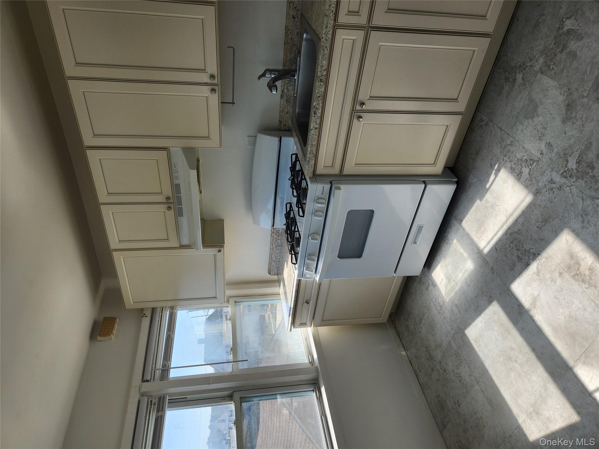 #3 photo, 49 Roger Avenue, नासाउ काउंटी Inwood , NY 11096