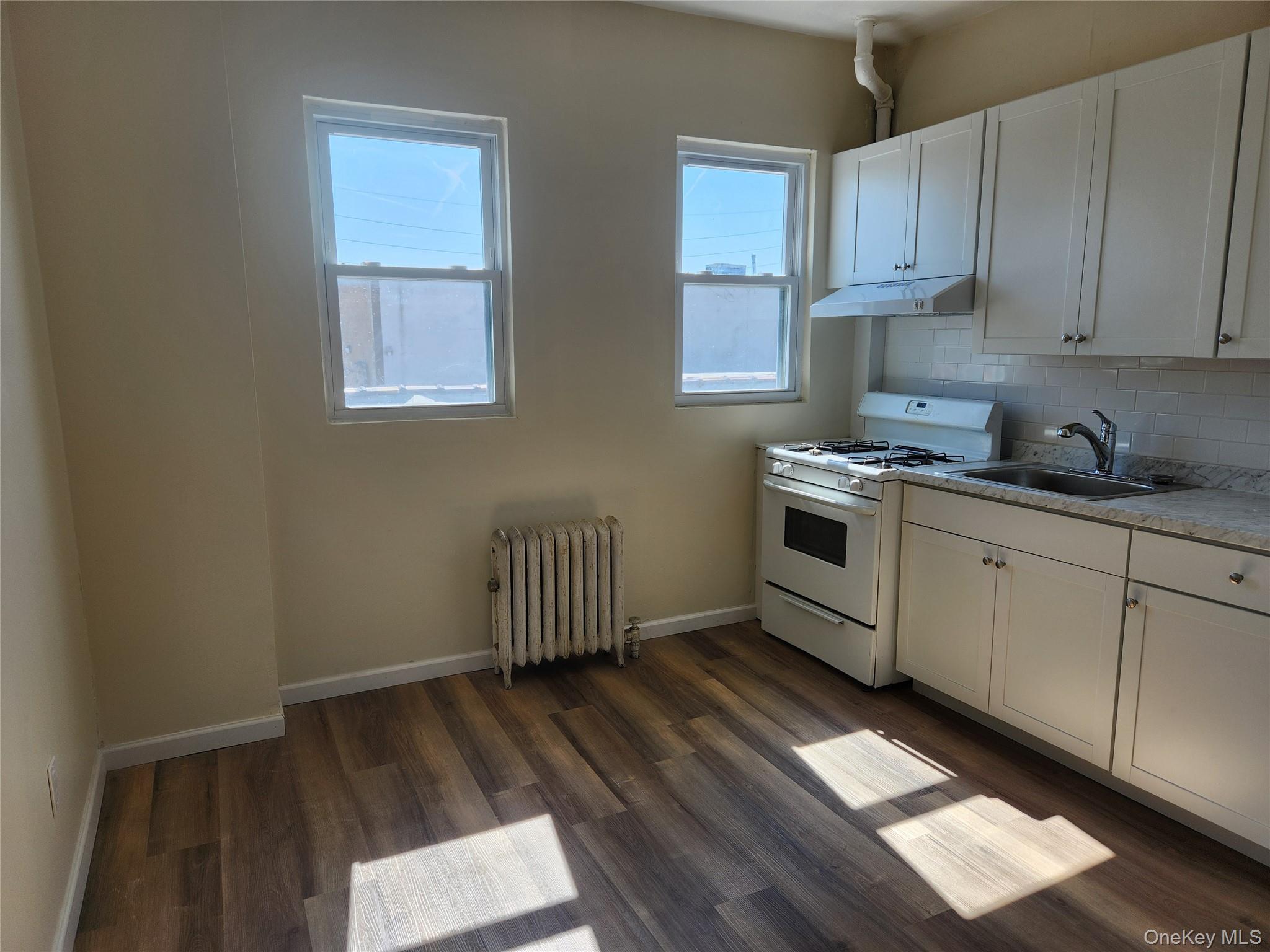 #4 photo, 49 Roger Avenue, नासाउ काउंटी Inwood , NY 11096