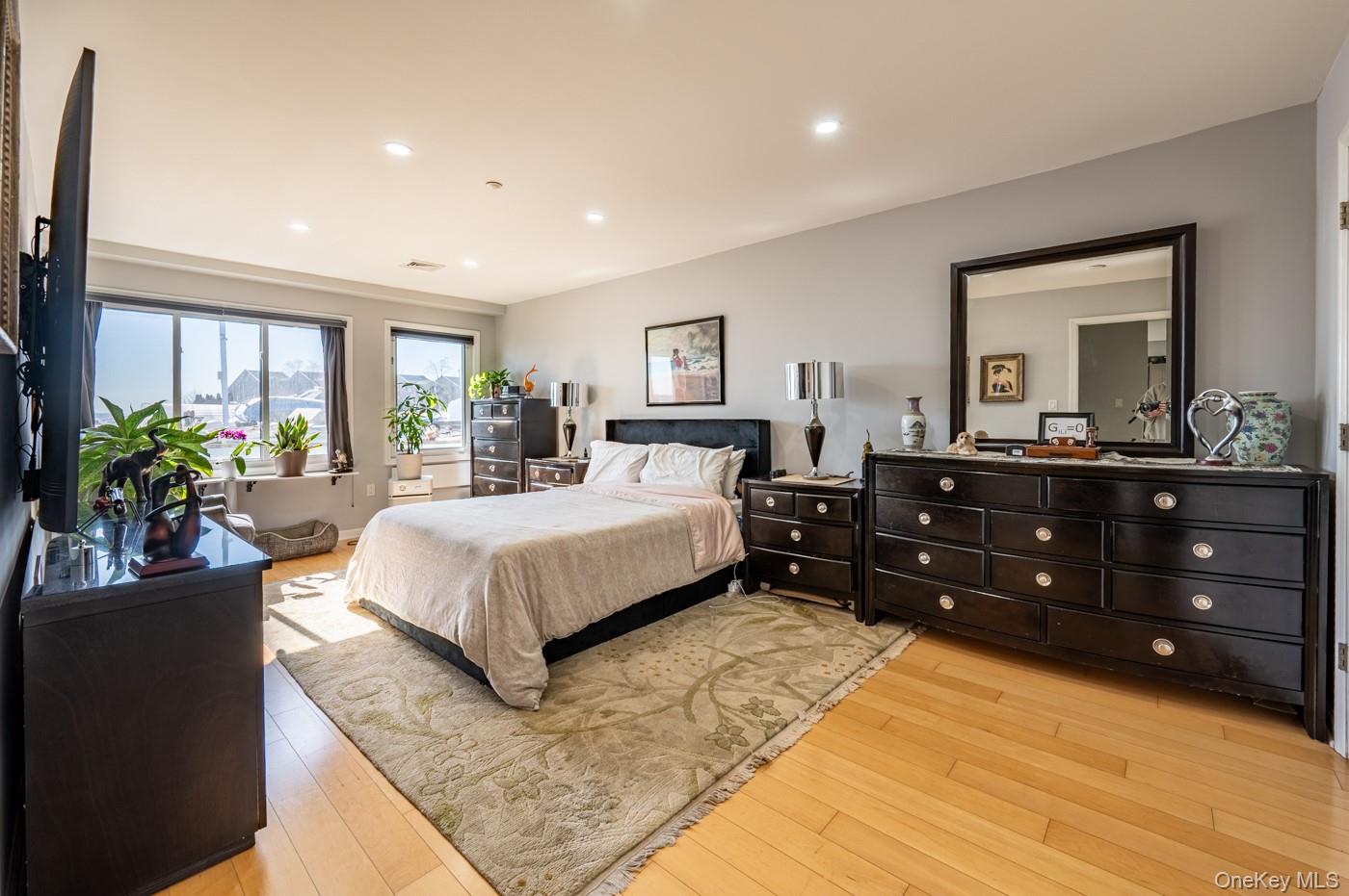 #6 photo, 1490 Outlook Avenue, Bronx , NY 10465