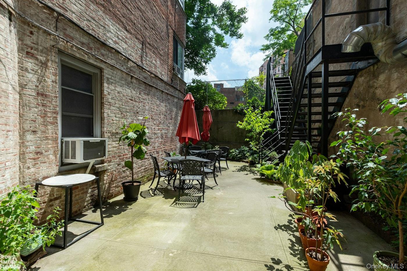 #17 photo, 4445 Post Road, برونكس Bronx , NY 10471