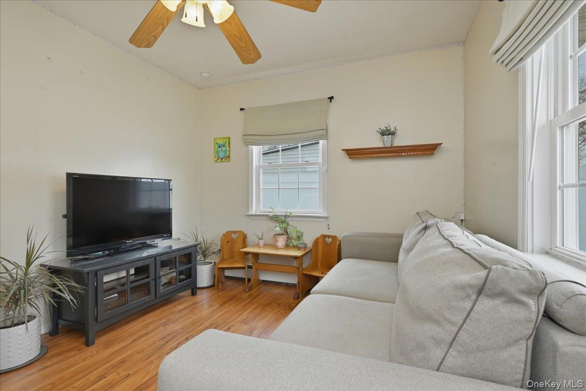 #16 photo, 25 Gleaner Lane, 롱 아일랜드 Levittown , NY 11756