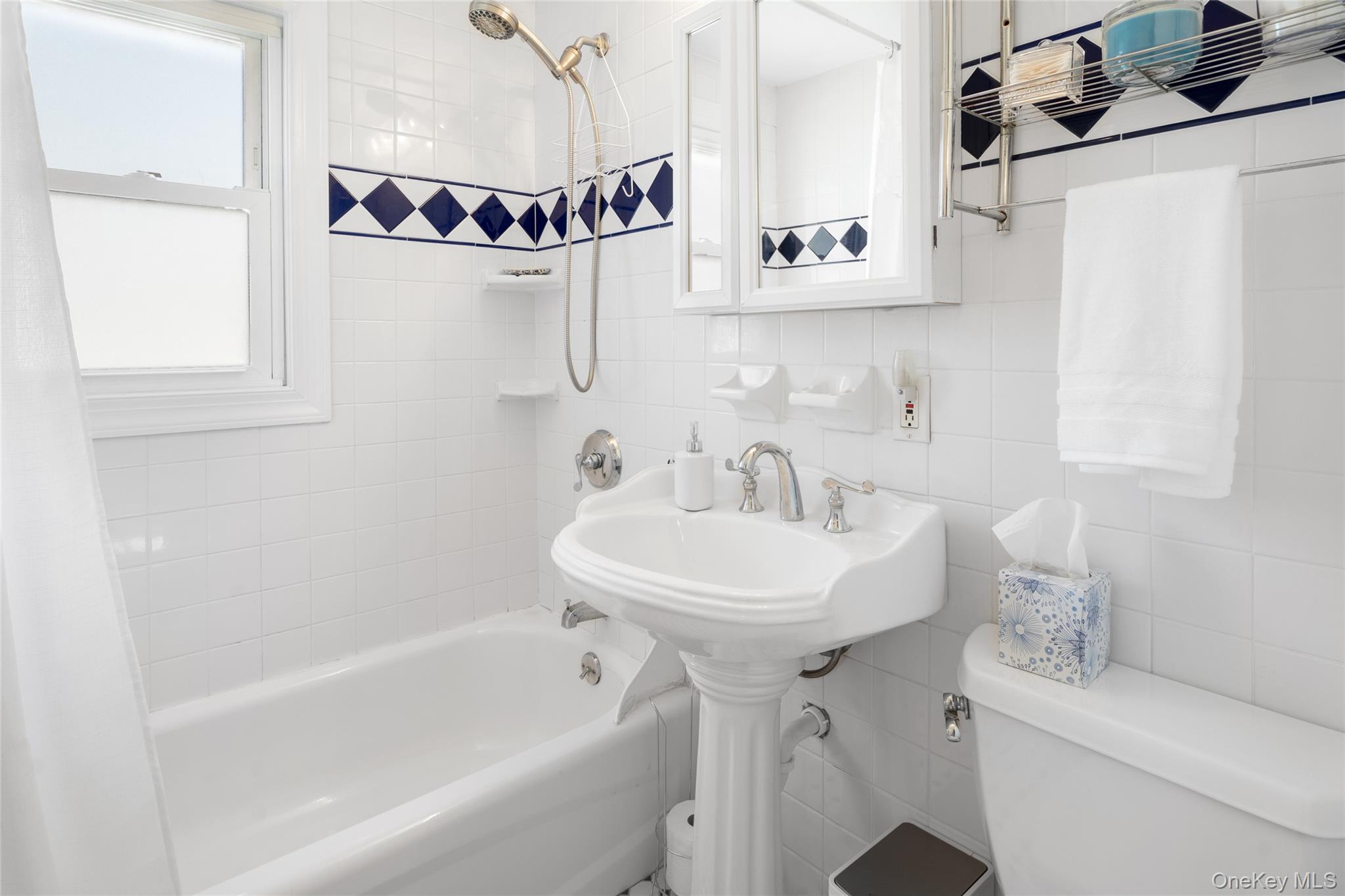 #16 photo, 27 Summit Boulevard, سوفولك Westhampton , NY 11977