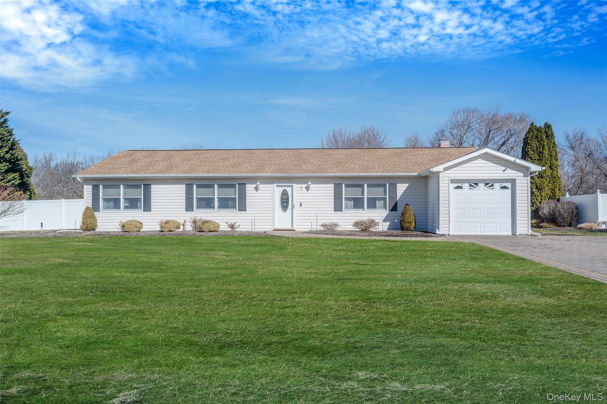 #1 photo, 7 Hemlock Road, מחוז סאפוק Mount Sinai , NY 11766