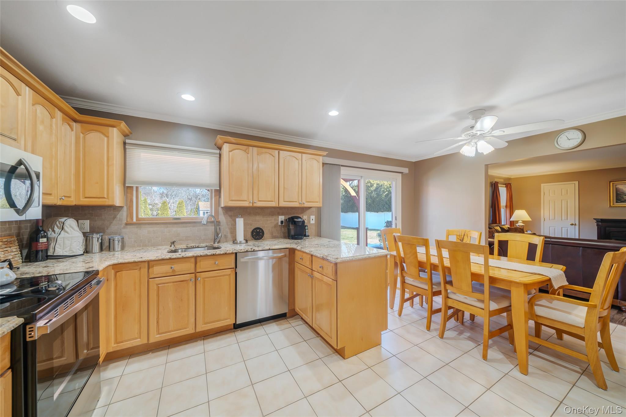 #19 photo, 7 Hemlock Road, מחוז סאפוק Mount Sinai , NY 11766