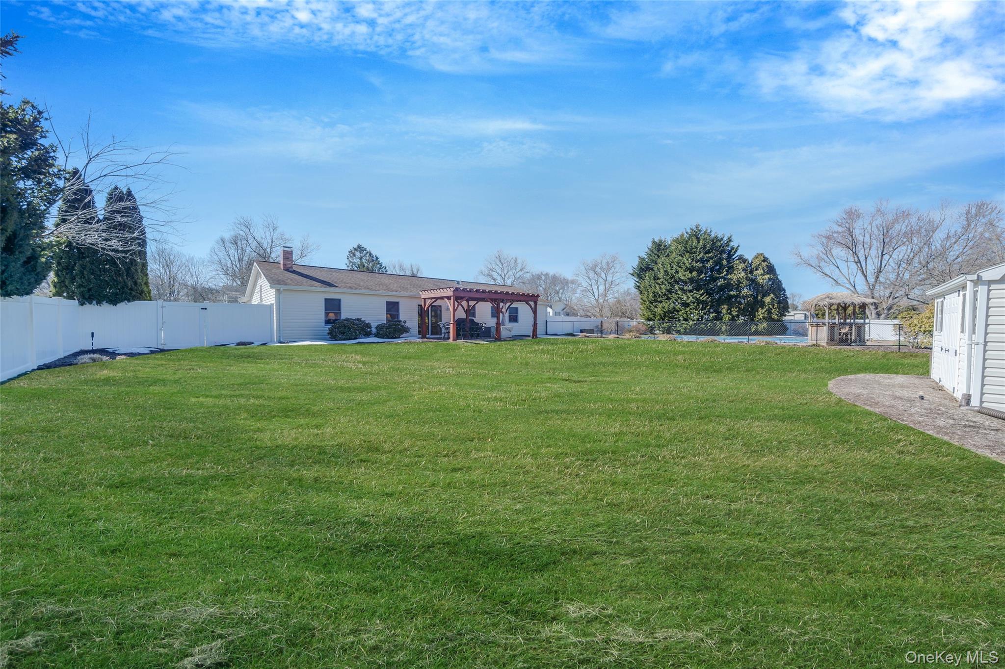 #4 photo, 7 Hemlock Road, מחוז סאפוק Mount Sinai , NY 11766