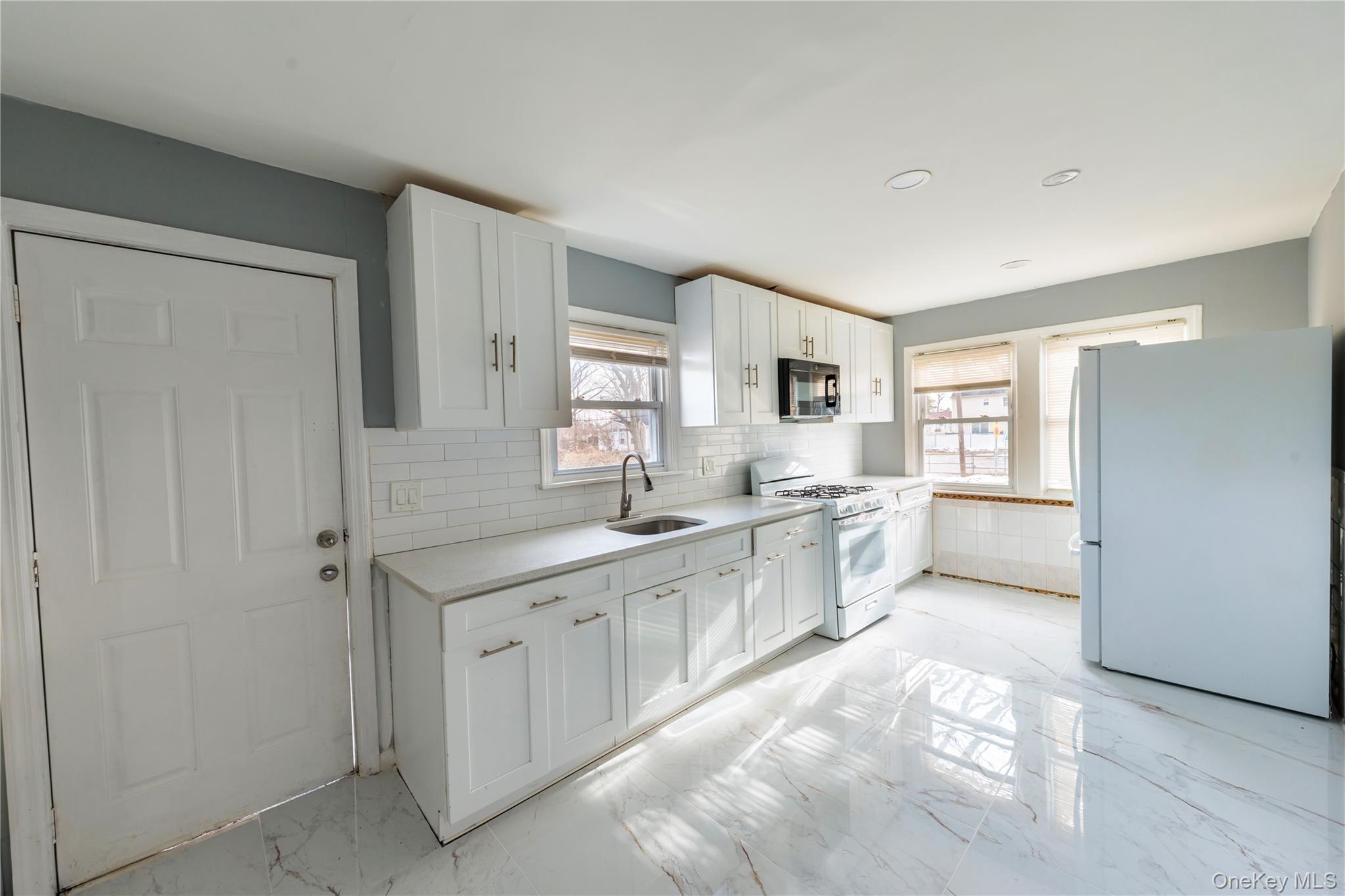 #6 photo, 345 Elmore Street, Саффолк ‖ Central Islip , NY 11722