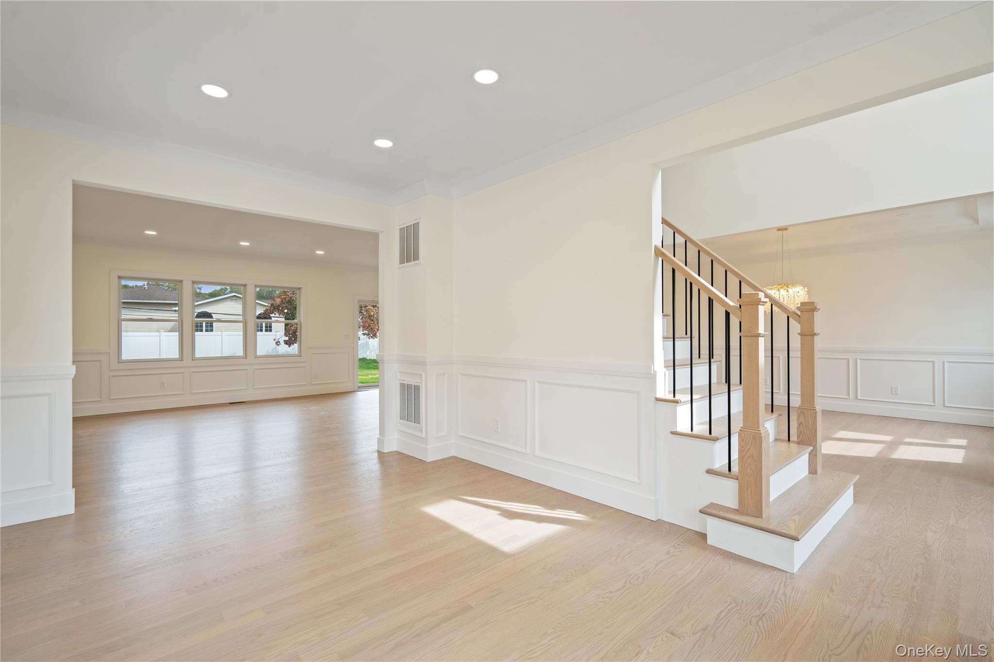 #4 photo, 27A Belmont Circle, Syosset , NY 11791