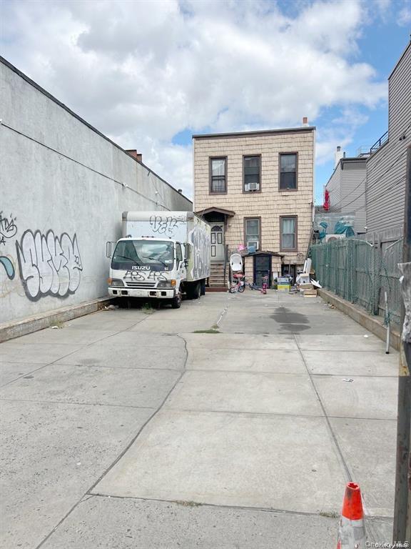 #5 photo, 122 Kingsland Avenue, Brooklyn , NY 11222