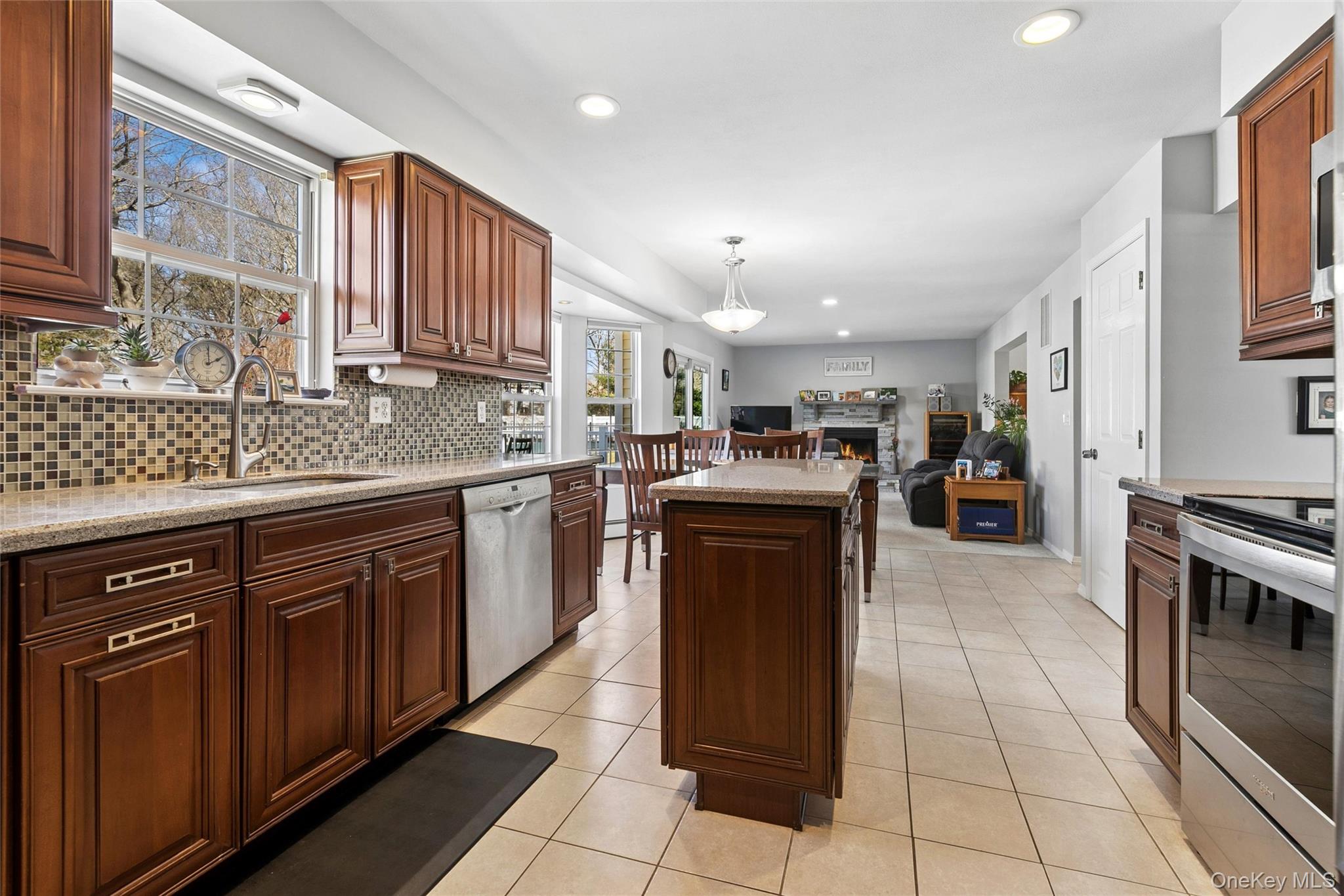 #14 photo, 9 Village Drive, Саффолк ‖ Medford , NY 11763