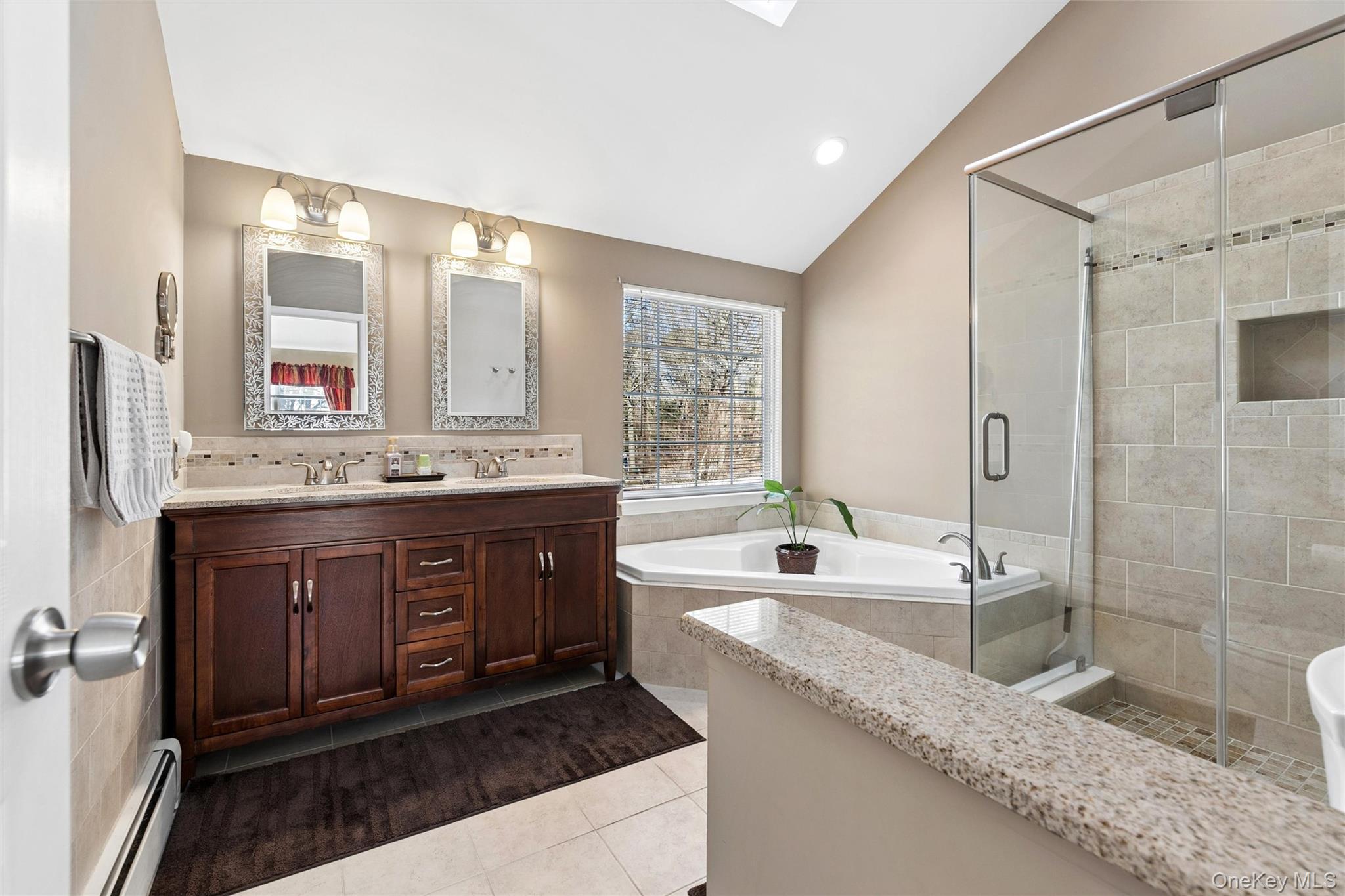 #18 photo, 9 Village Drive, Саффолк ‖ Medford , NY 11763