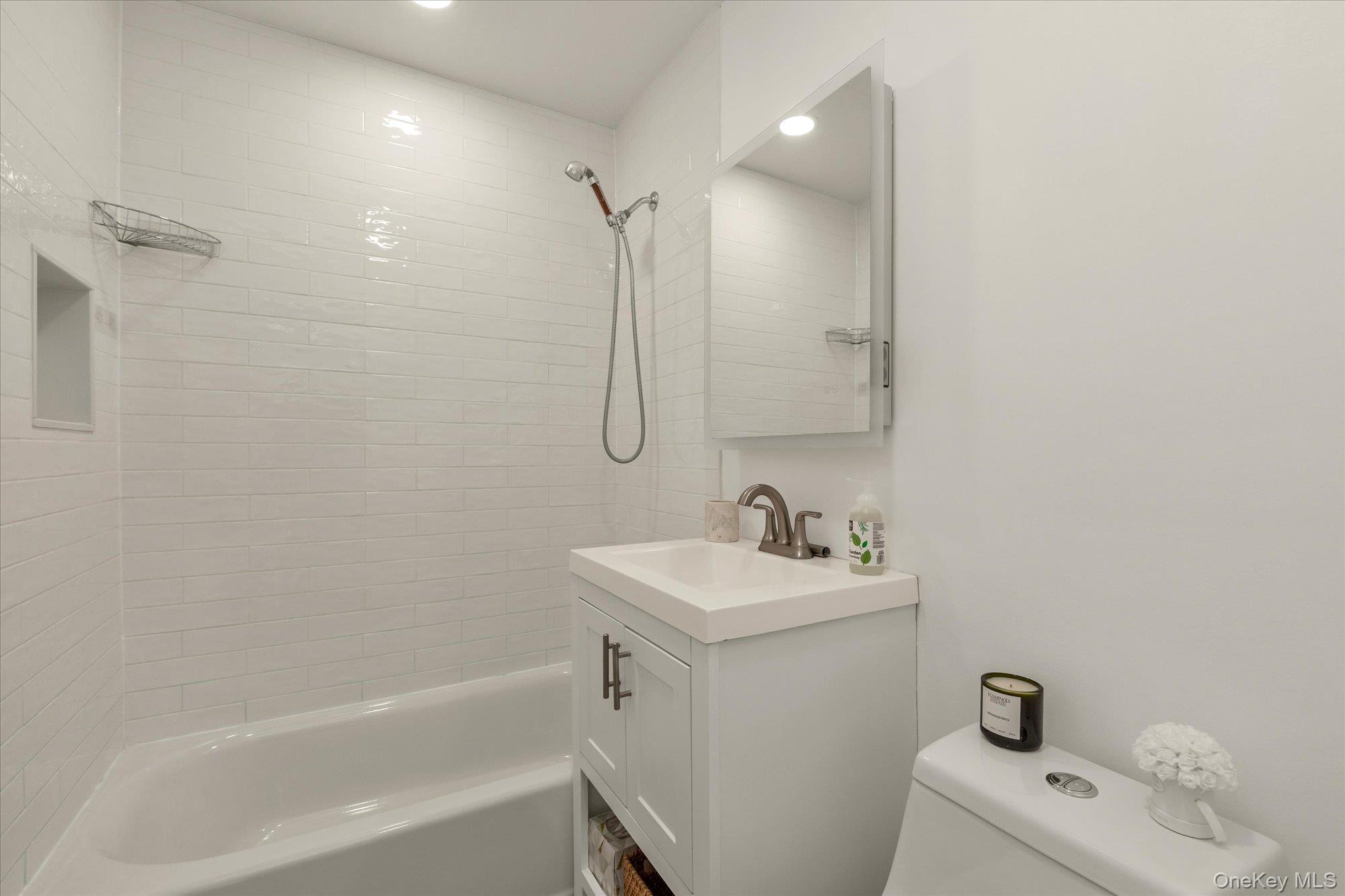 #18 photo, 210-08 41St Avenue, كوينز Bayside , NY 11361