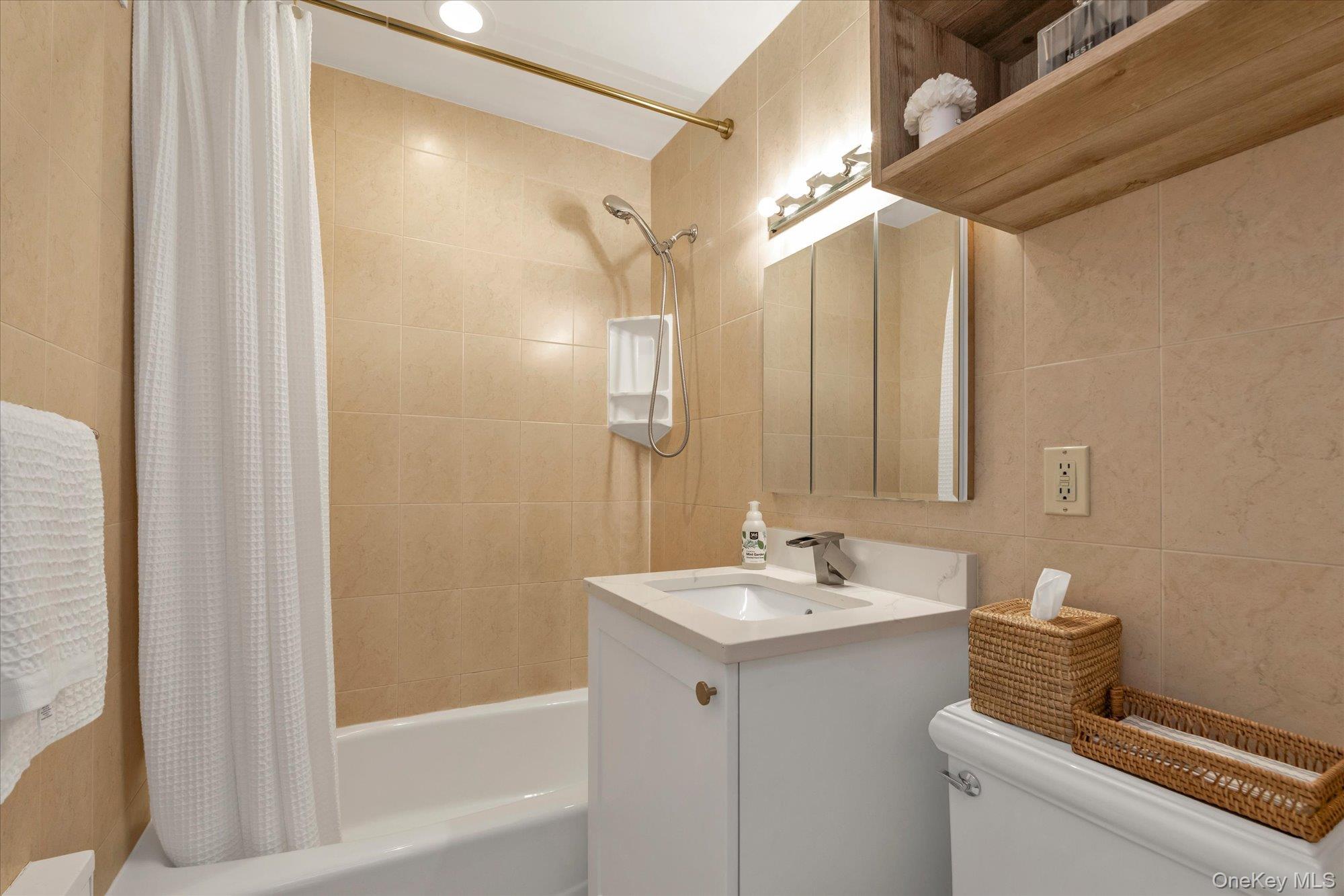 #6 photo, 210-08 41St Avenue, كوينز Bayside , NY 11361