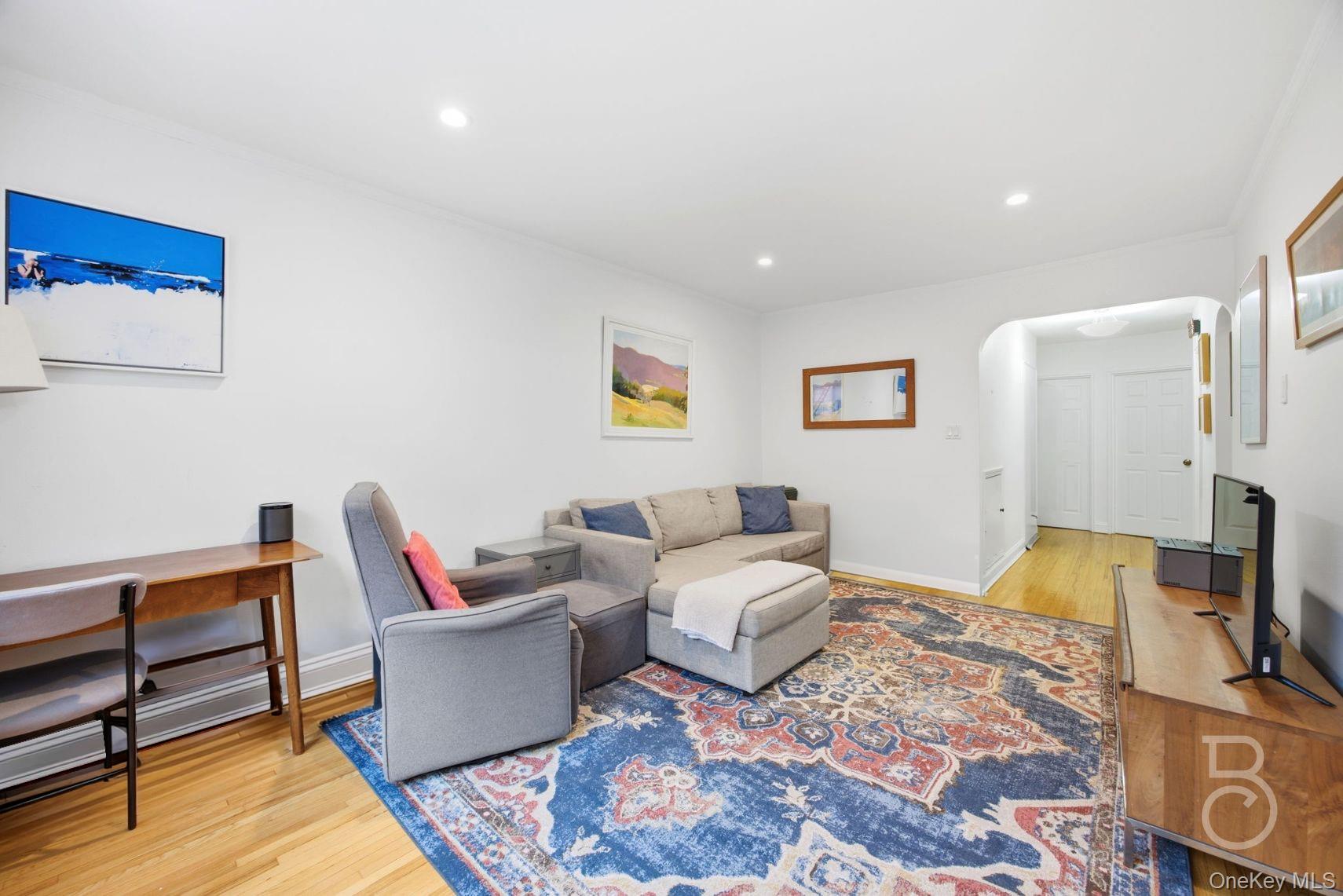 #6 photo, 30-25 34th Street, Куинс ‖ Astoria , NY 11103