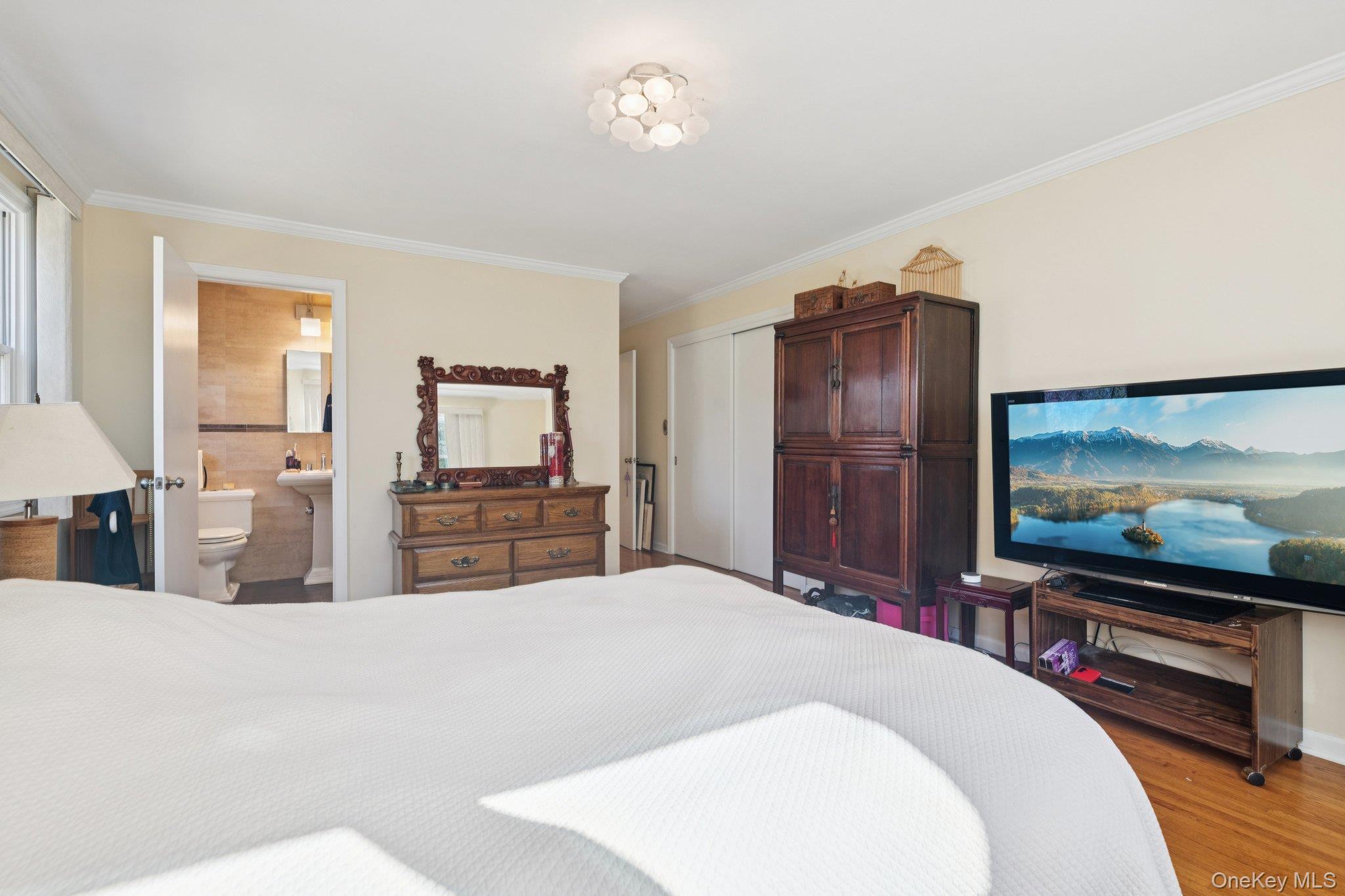 #14 photo, 6 Saint George Road, Great Neck , NY 11021