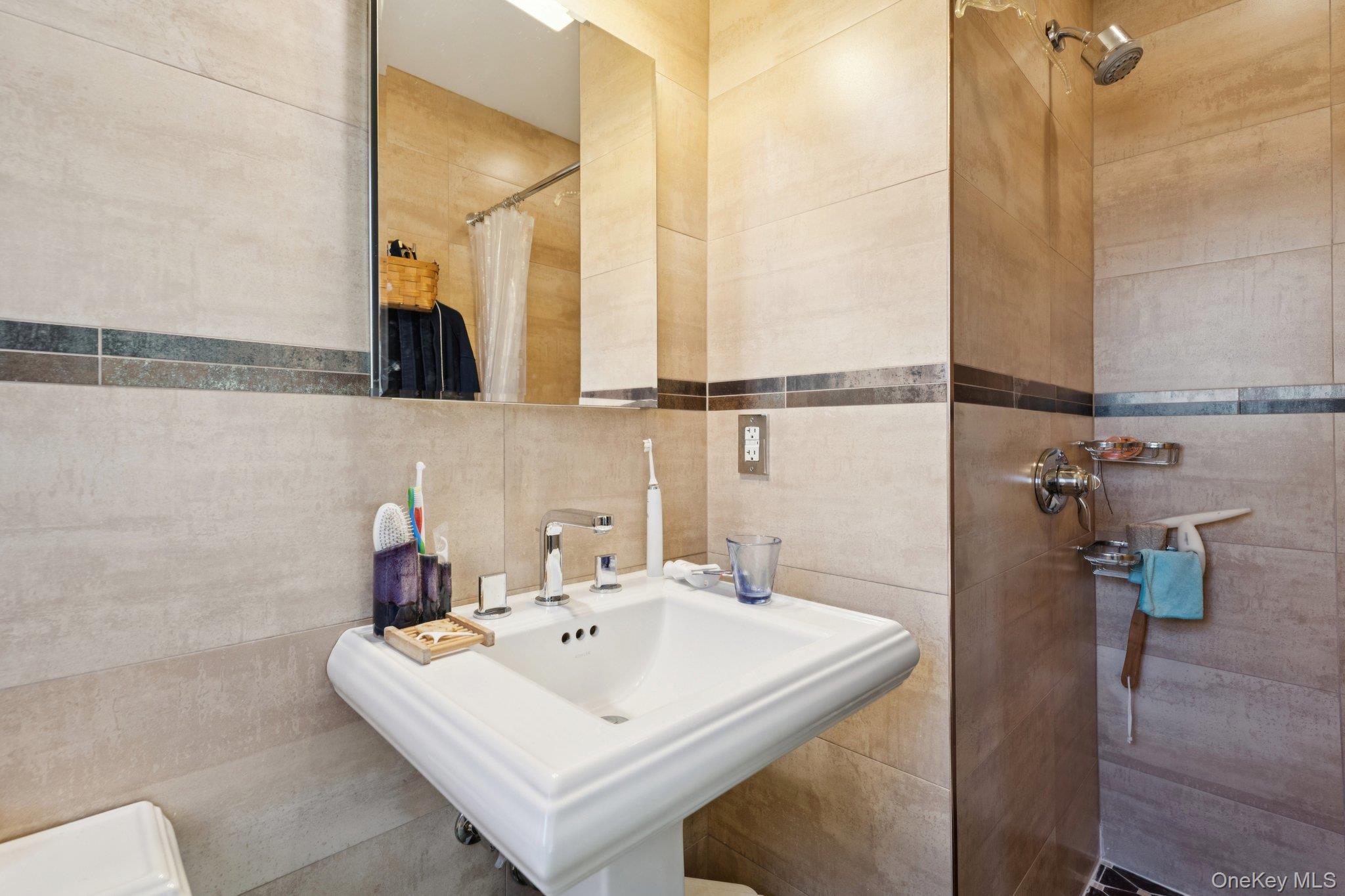 #15 photo, 6 Saint George Road, Great Neck , NY 11021